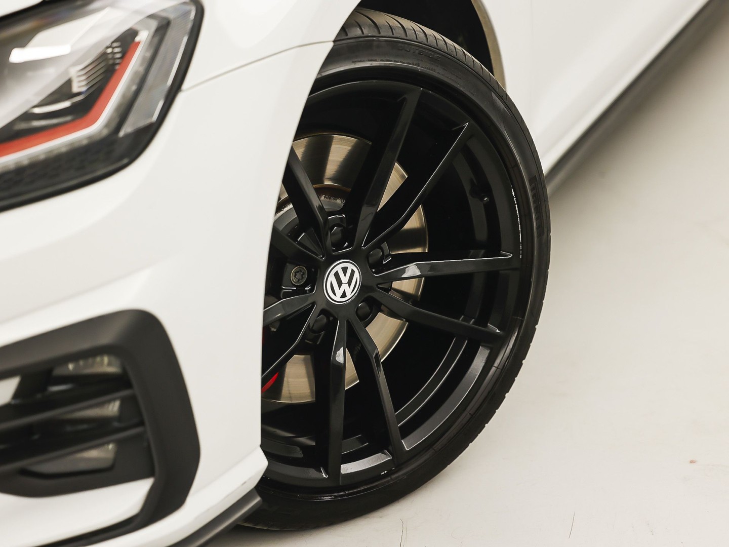 Volkswagen Golf 2.0 TSI GTI Performance 245Pk Automaat (VIRTUAL COCKPIT, APPLE CARPLAY, GROOT NAVI, MODE KNOP, DYNAUDIO, CAMERA, STOELVERWARMING, ADAPTIVE CRUISE, DODEHOEK DETECTOR, NIEUWSTAAT)
