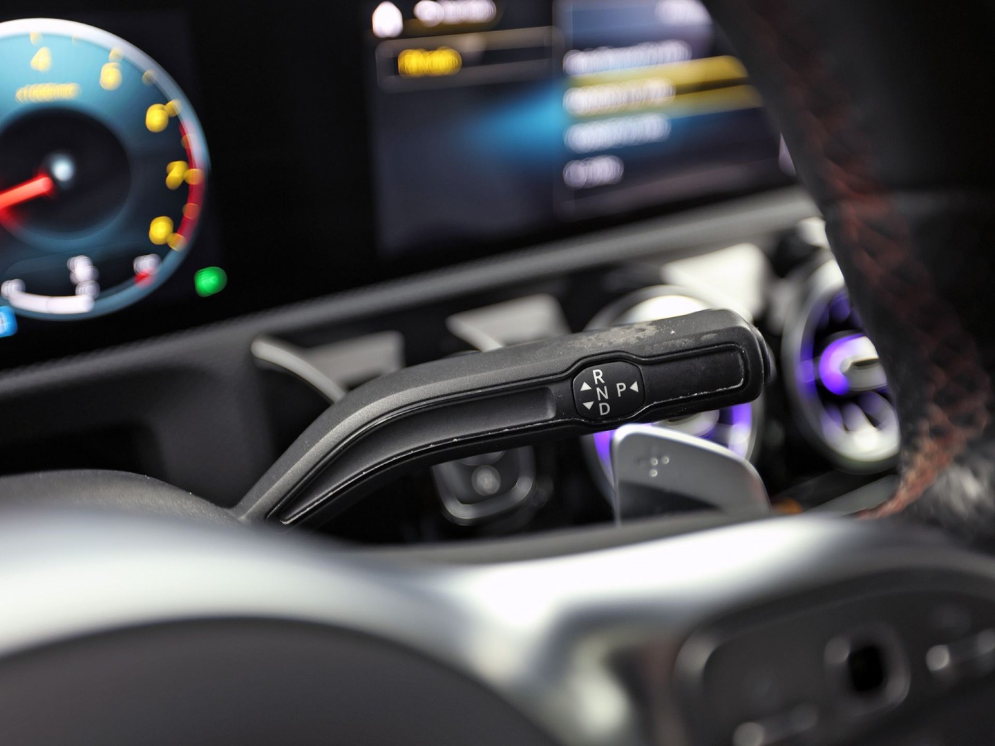 Mercedes-Benz A-Klasse 200 AMG Sport 163Pk Automaat (PANORAMADAK, APPLE CARPLAY, GROOT NAVI, SFEERVERLICHTING, CAMERA, SPORTSTOELEN, LEDER, GETINT GLAS, STOELVERWARMING, NIEUWSTAAT)