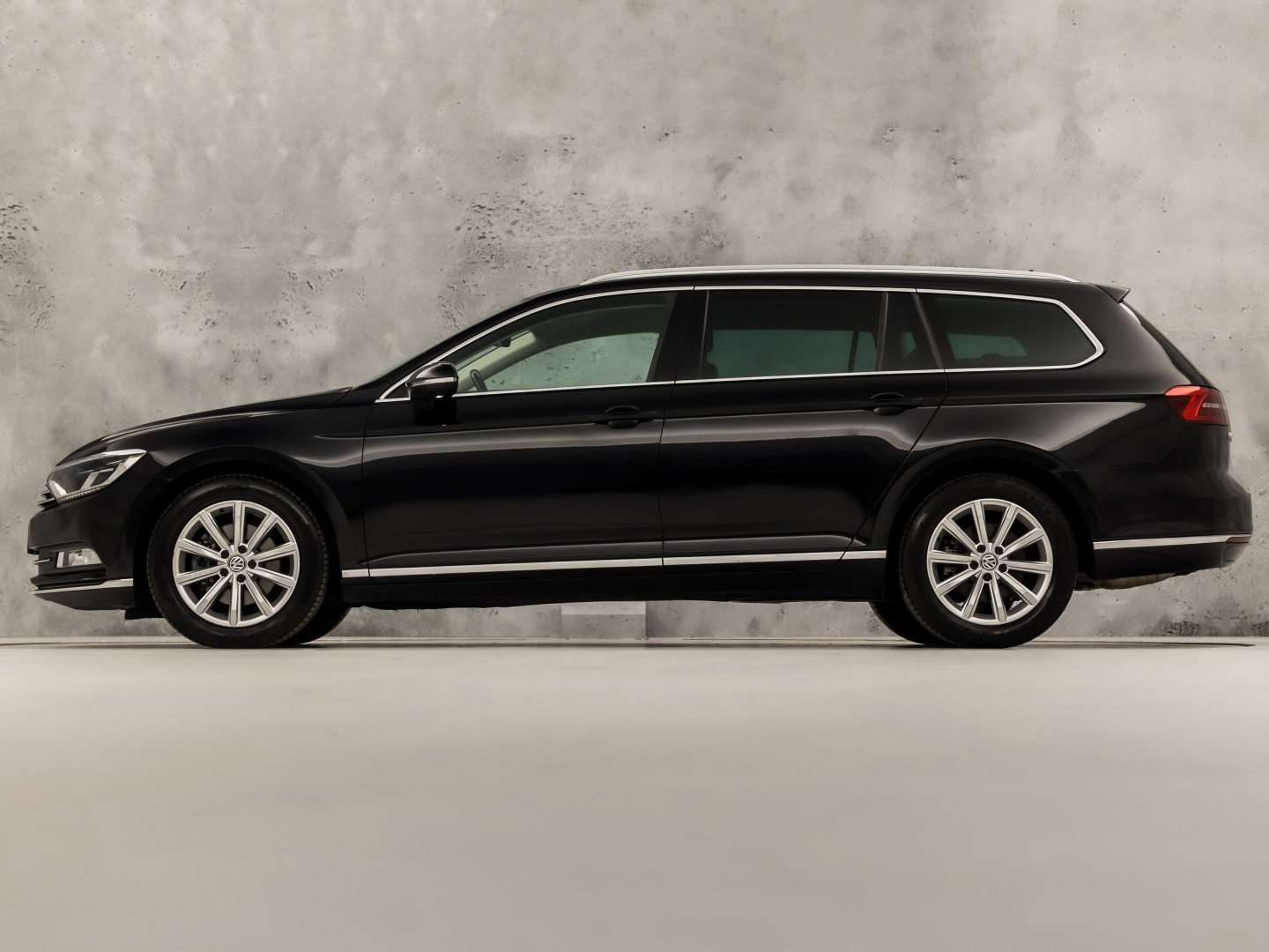 Volkswagen Passat Variant 1.5 TSI Highline Sportline 150Pk Automaat (VIRTUAL COCKPIT, APPLE CARPLAY, GROOT NAVI, CAMERA, LEDER/ALCANTARA, GETINT GLAS, KEYLESS, NIEUWSTAAT)