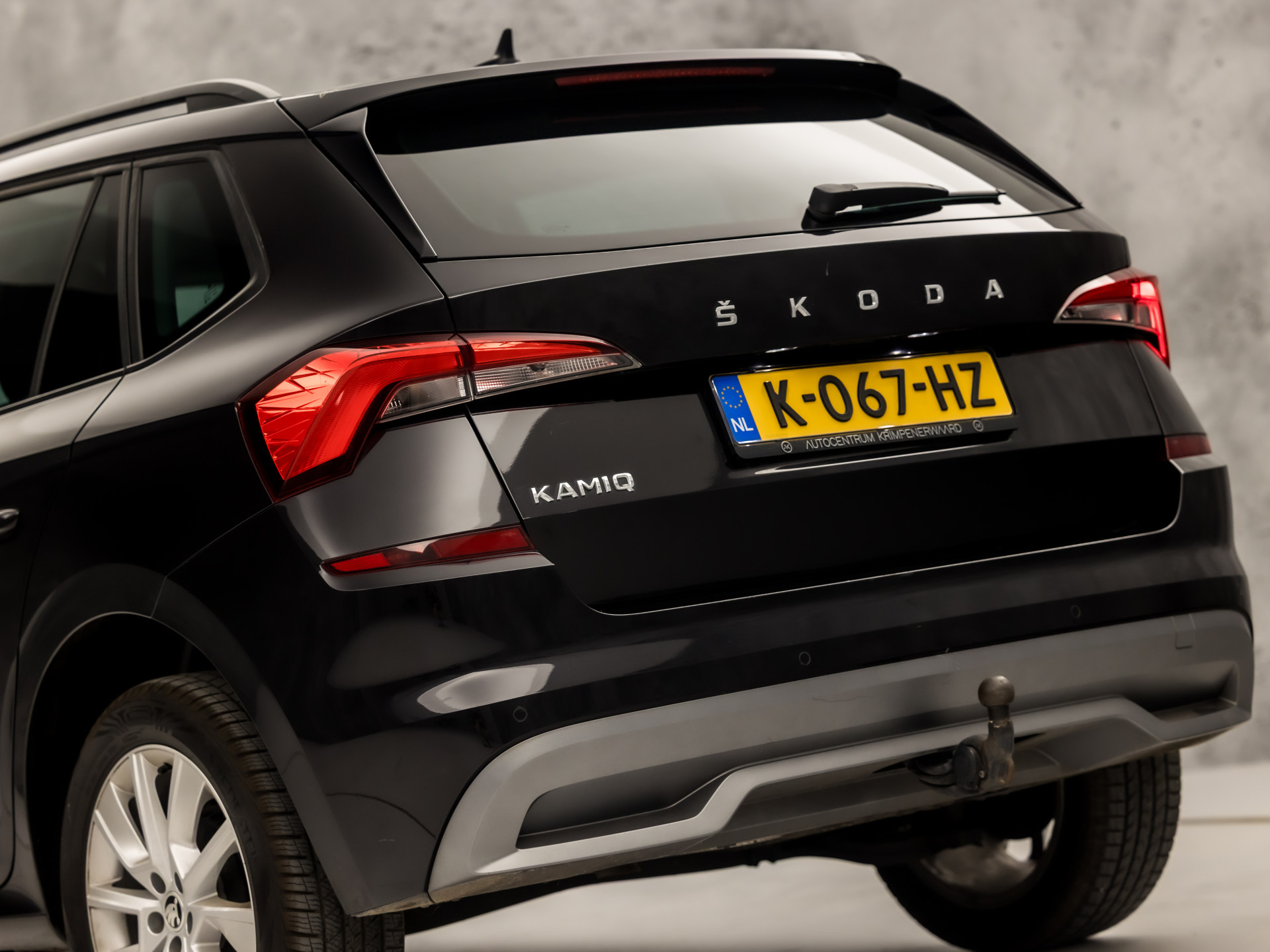 Škoda Kamiq 1.0 TSI Sport (VIRTUAL COCKPIT, APPLE CARPLAY, GROOT NAVI, TREKHAAK, PARKEERSENSOREN, SPORTSTOELEN, GETINT GLAS, CRUISE, NIEUWE APK, NIEUWSTAAT)