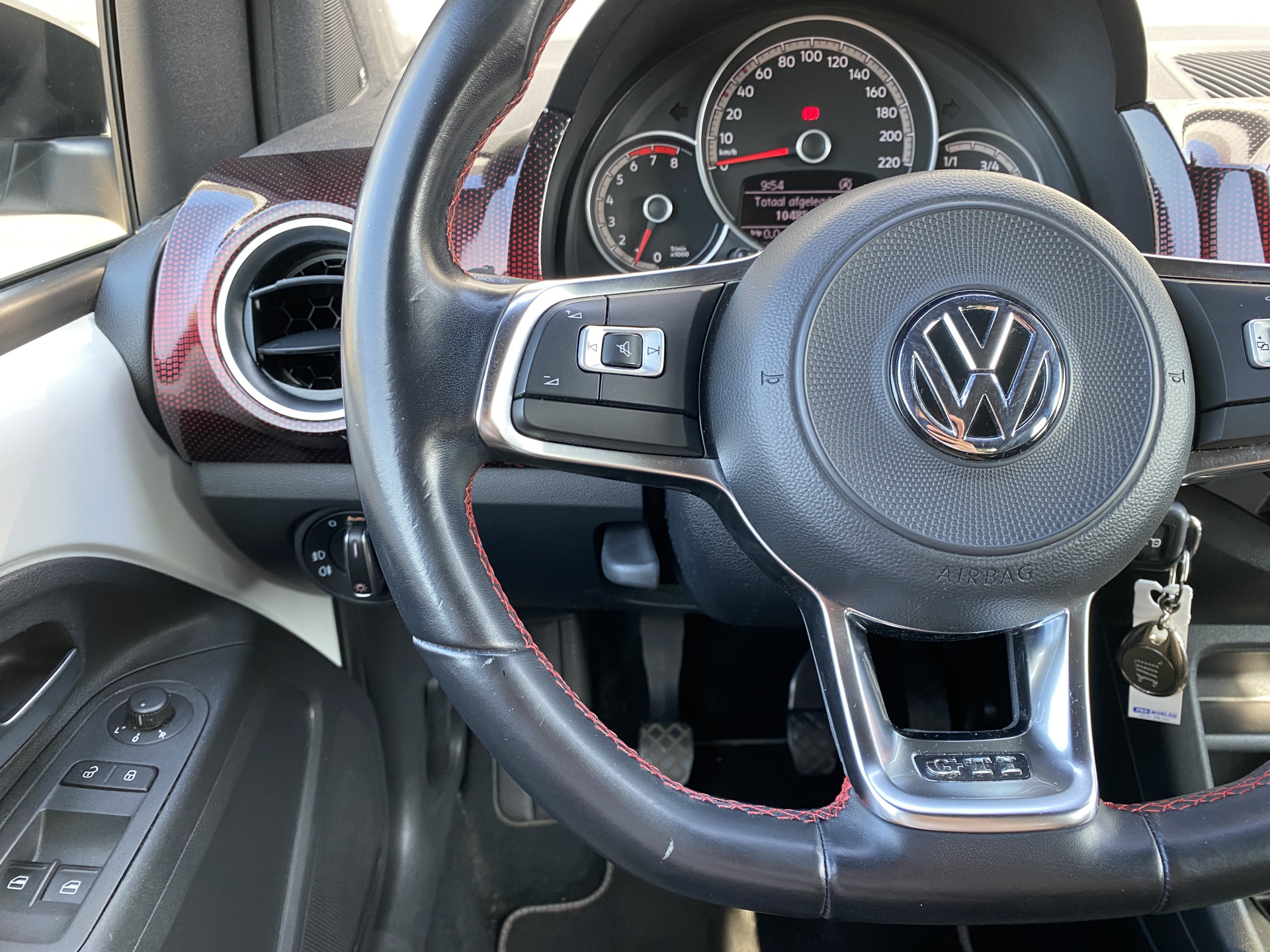 Volkswagen Up! 1.0 TSI GTI 116 pk | 17 inch lichtmetaal | stoelverwarming | climate control | zwart dak-spiegels | NL auto