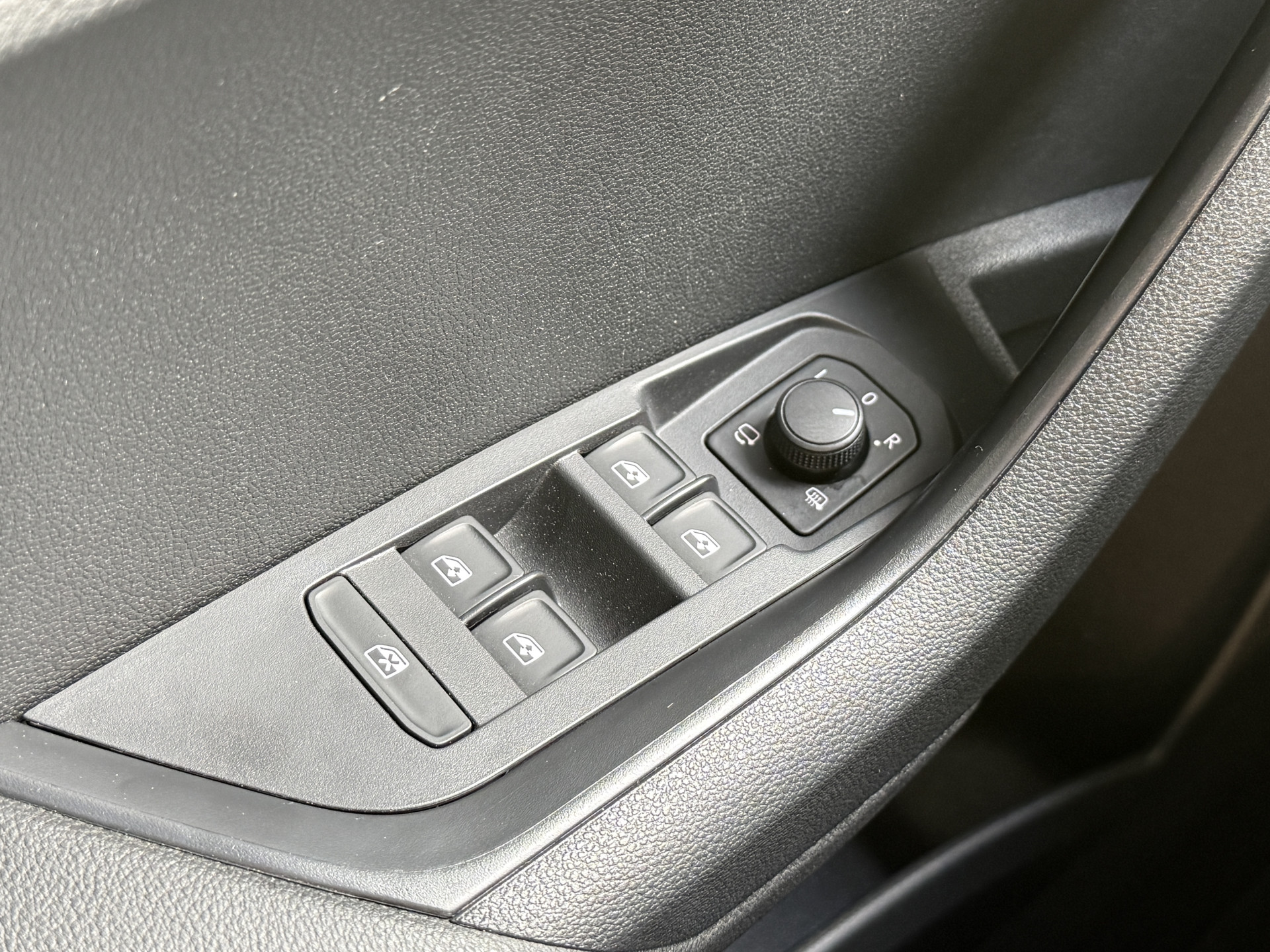 ŠKODA Karoq 1.5 TSI ACT Business Edition Plus | Panoramadak | Camera | Adaptive cruise | Stoelverwarming | Full LED | NL auto | Dealer onderhouden