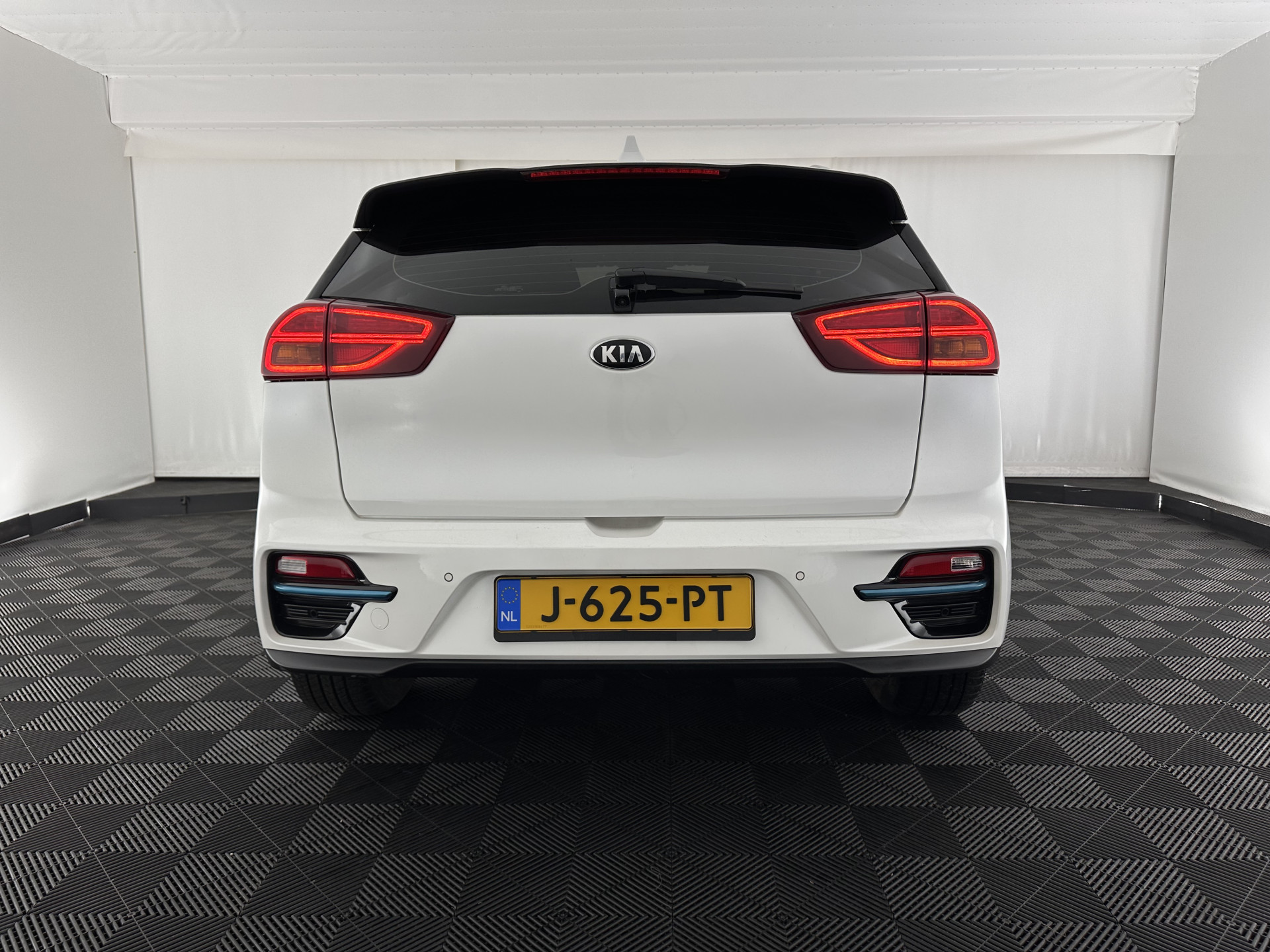 Kia e-Niro DynamicLine 64 kWh [ 3-Fase ] {SOH-100%} (INCL-BTW) Aut.*HEATPUMP | LEATHER-FABRIC | NAVI-FULLMAP | DAB+ | ADAPTIVE-CRUISE | CAMERA | HEATED-COMFORTSEATS | KEYLESS | DIGI-COCKPIT | SHIFTPADDLES | CARPLAY | LANE-ASSIST | 17"ALU*
