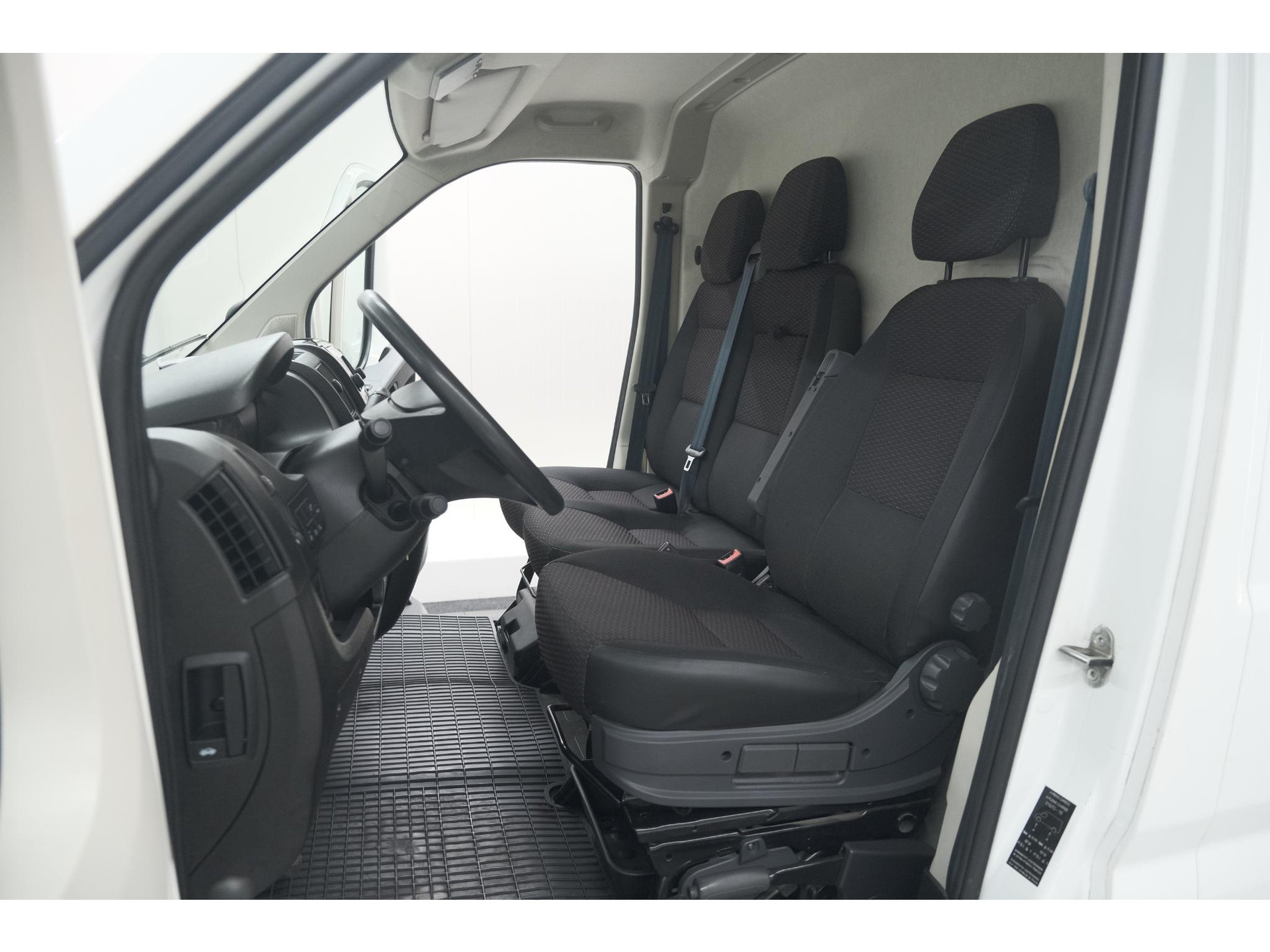 Peugeot Boxer 330 2.2 BlueHDi 140 L2H2 Premium | Navigatie | Houtenvloer In Laadruimte | Airco