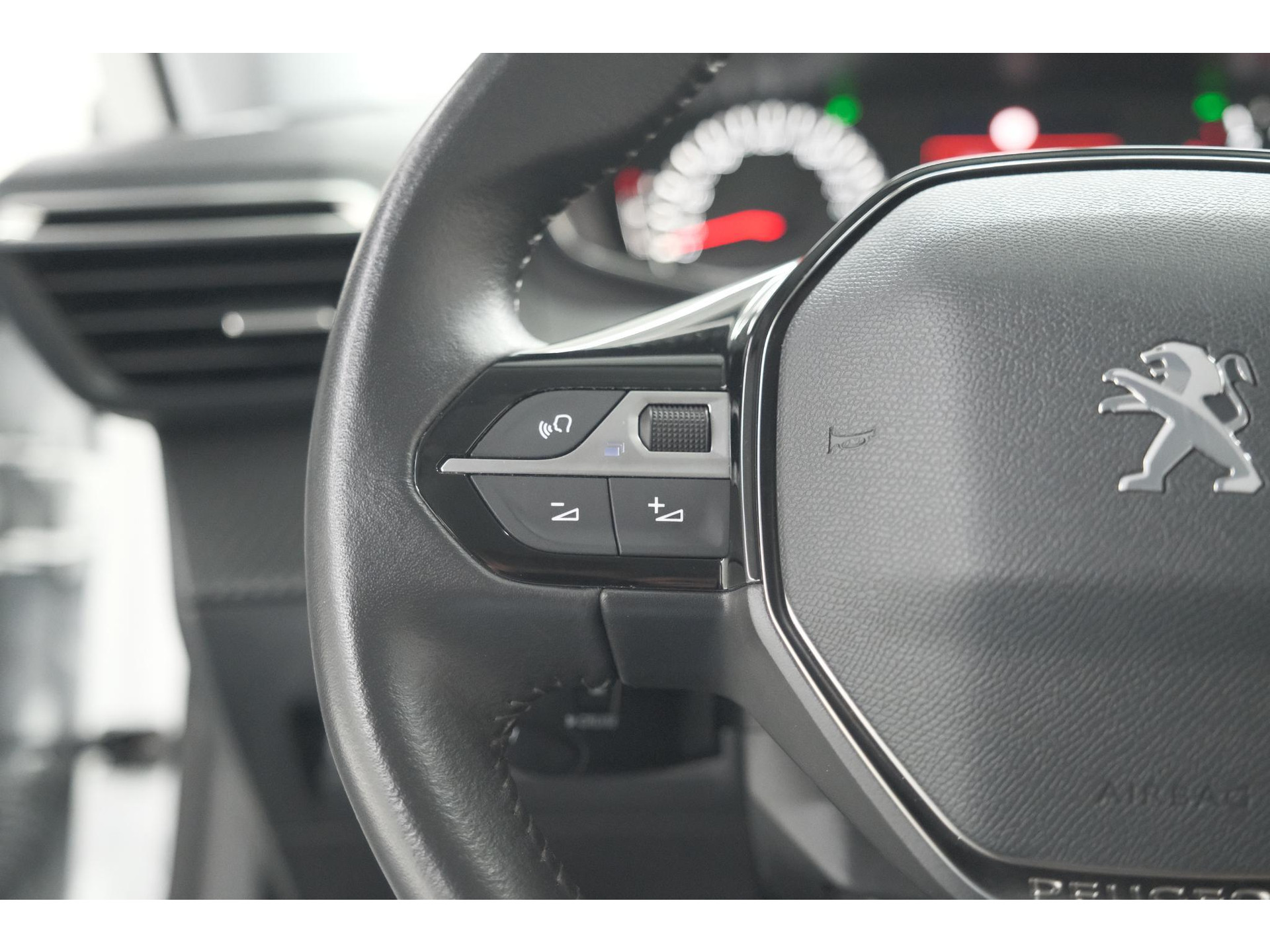 Peugeot 2008 PureTech 102 Allure Pack | Allseason Banden | Parkeersensoren | Apple Carplay