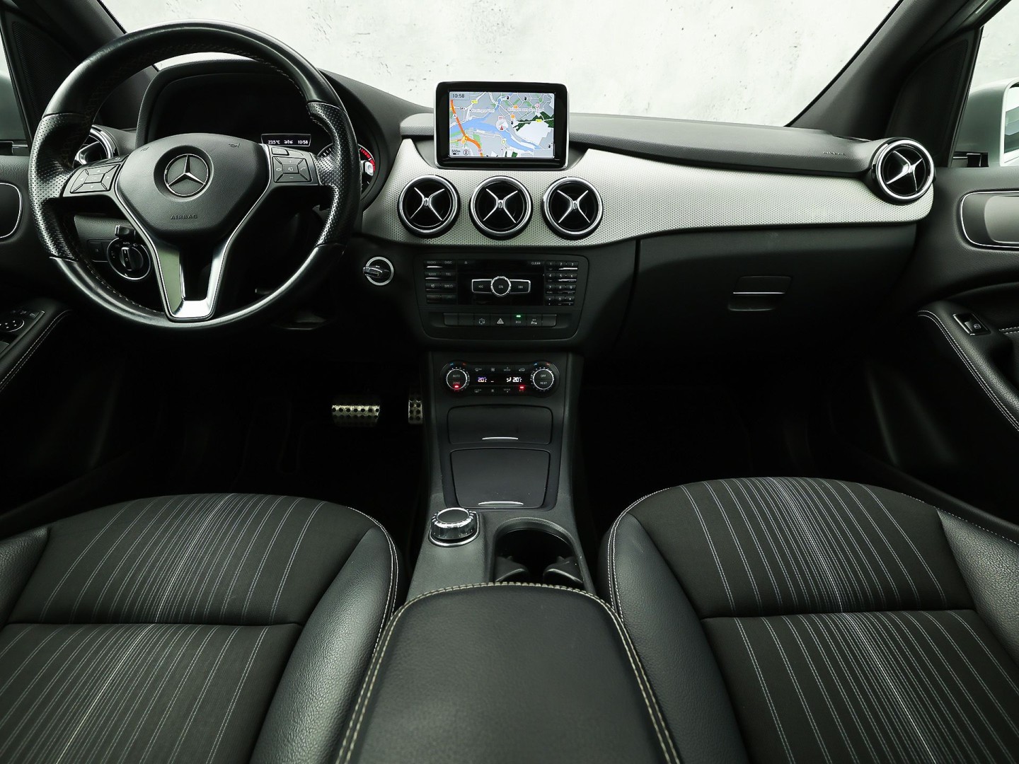 Mercedes-Benz B-Klasse 180 Sport Automaat (PANORAMADAK, GROOT NAVI, CLIMATE, SPORTSTOELEN, LEDER, XENON, CRUISE, NIEUWE APK, NIEUWSTAAT)