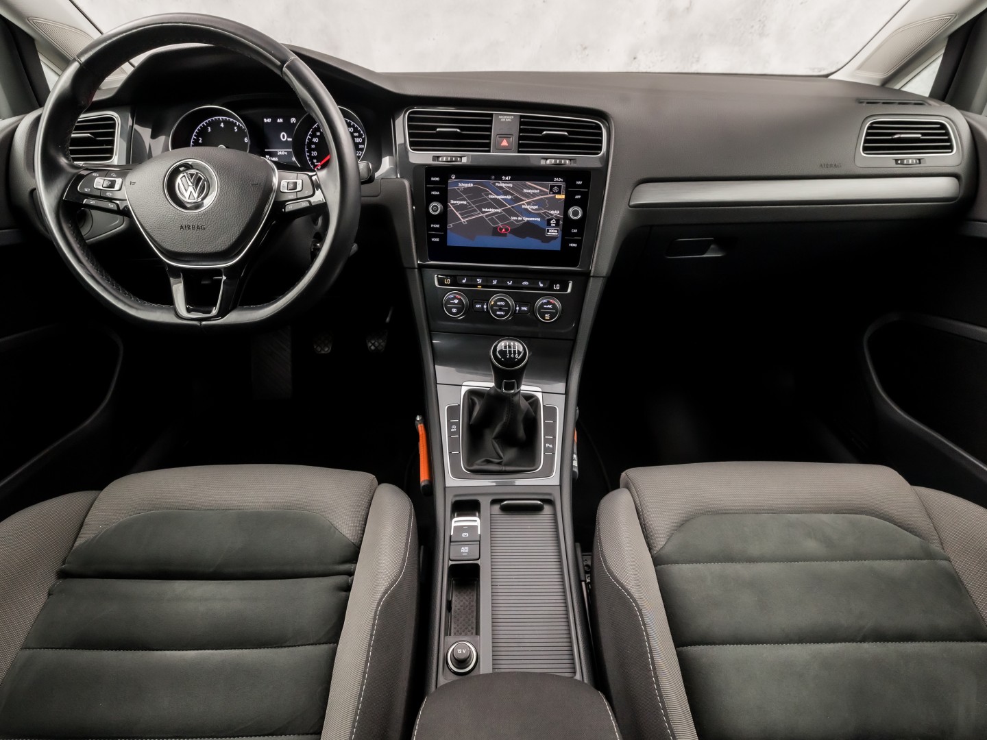 Volkswagen Golf 1.0 TSI Sportline (APPLE CARPLAY, GROOT NAVI, ALCANTARA, DYNAMISCHE KNIPPERLICHTEN, SPORTSTOELEN, STOELVERWARMING, ADAPTIVE CRUISE, PARKEERSENSOREN, NIEUWSTAAT)