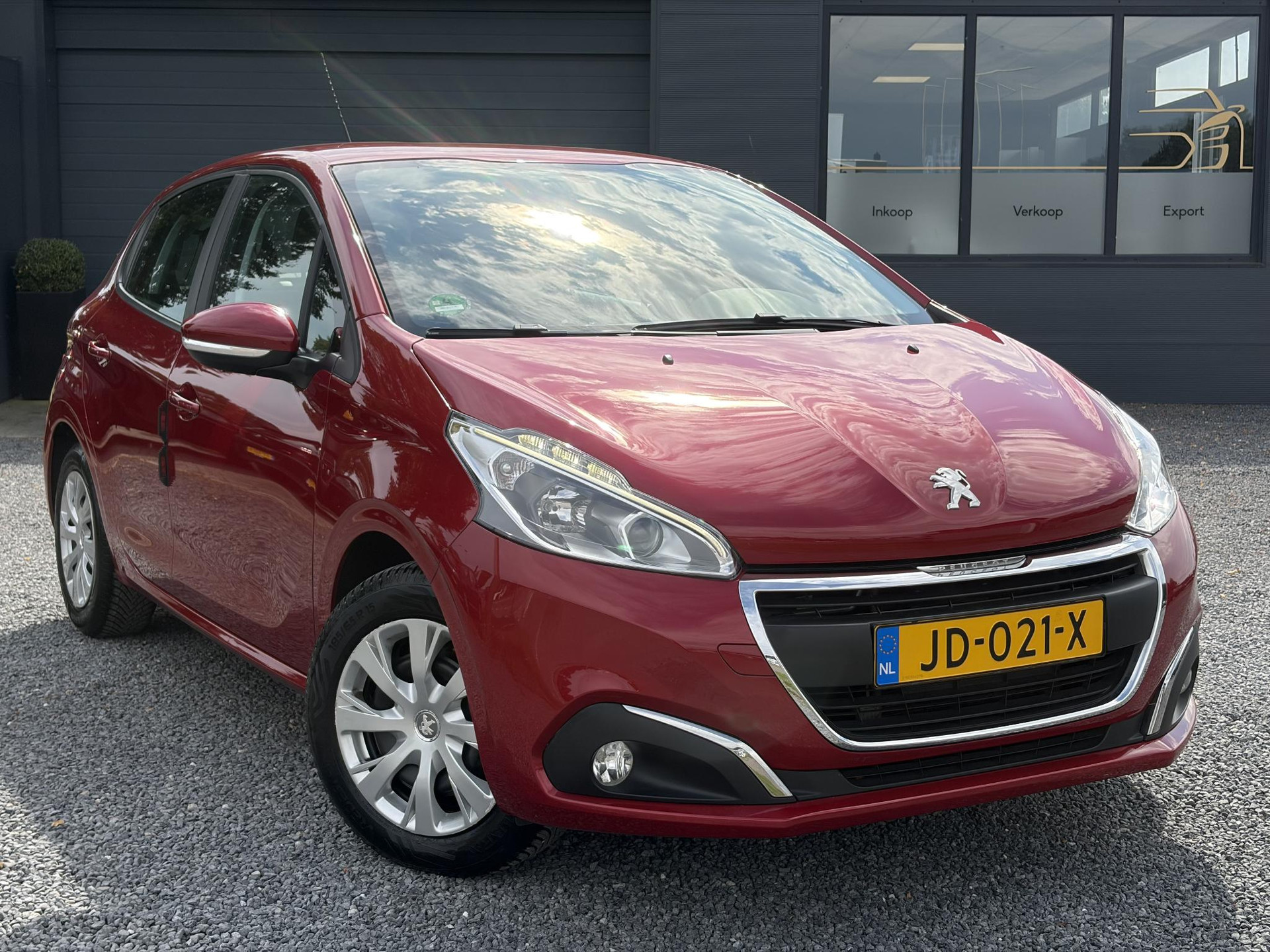 Peugeot 208 1.2 PureTech Blue Lion ✓D-riem vv in 2025✓1e Eigenaar✓Navi✓Carplay✓Trekhaak✓Recent beurt gehad✓Airco✓Cruise✓5 Deurs✓Pdc✓N.A.P✓Apk tot 03-2027