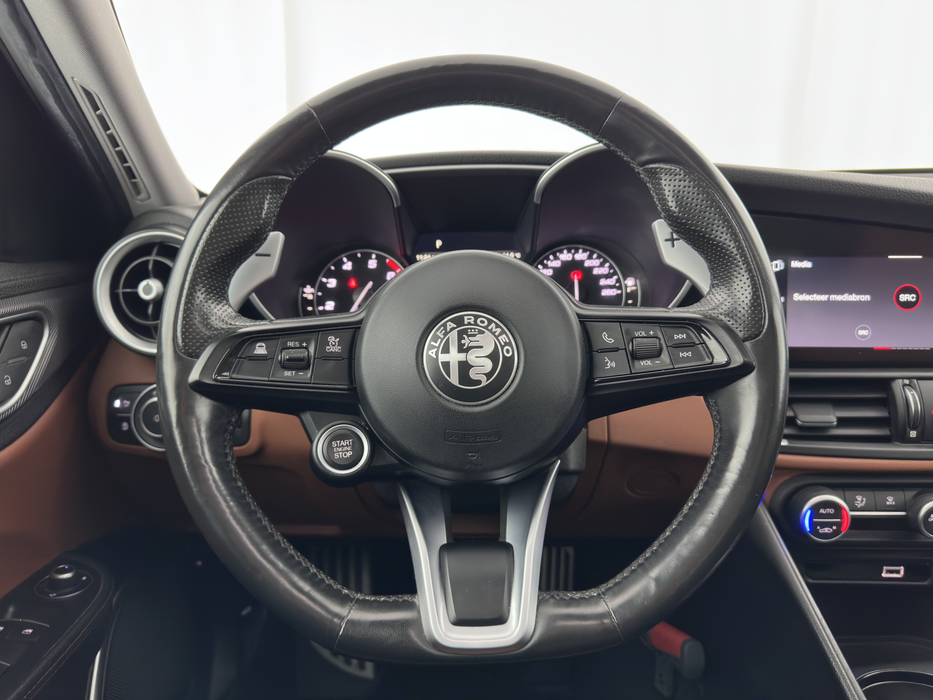 Alfa Romeo Giulia 2.0T Sprint (INCL-BTW) Aut. *PANO | LEATHER-FABRIC | XENON | ADAPTIVE-CRUISE | BLIND-SPOT | SPORTSEATS | CAMERA | NAVI-FULLMAP | DAB+ | SHIFT-PADDLES | PRIVACY-GLASS | LANE-ASSIST | BLINDSPOT | KEYLESS |