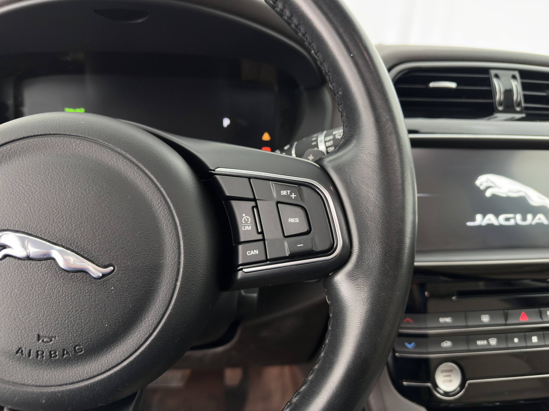 Jaguar F-PACE 2.0 Portfolio AWD 20d Aut. *PANO | DIGI-COCKPIT | XENON | LEATHER | KEYLESS | MERIDIAN-SOUND | NAVI-FULLMAP | ECC | PDC | CRUISE | 19''ALU*