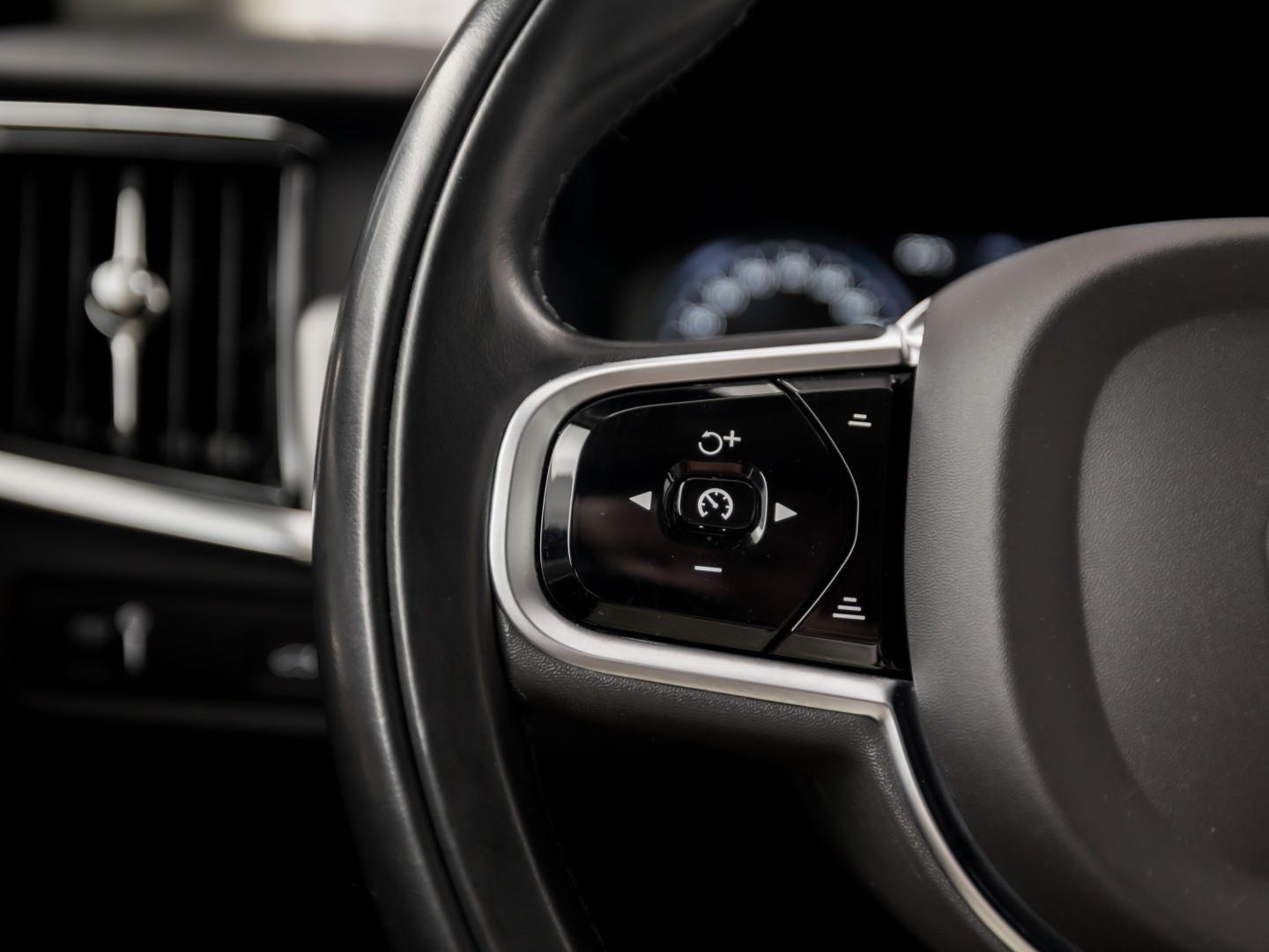 Volvo V90 2.0 T4 Momentum Sport 190Pk Automaat (APPLE CARPLAY, GROOT NAVI, LEDER, GETINT GLAS, STOELVERWARMING ACHTER, MEMORY SEATS, ELEK ACHTERKLEP, NIEUWE APK, NIEUWSTAAT)