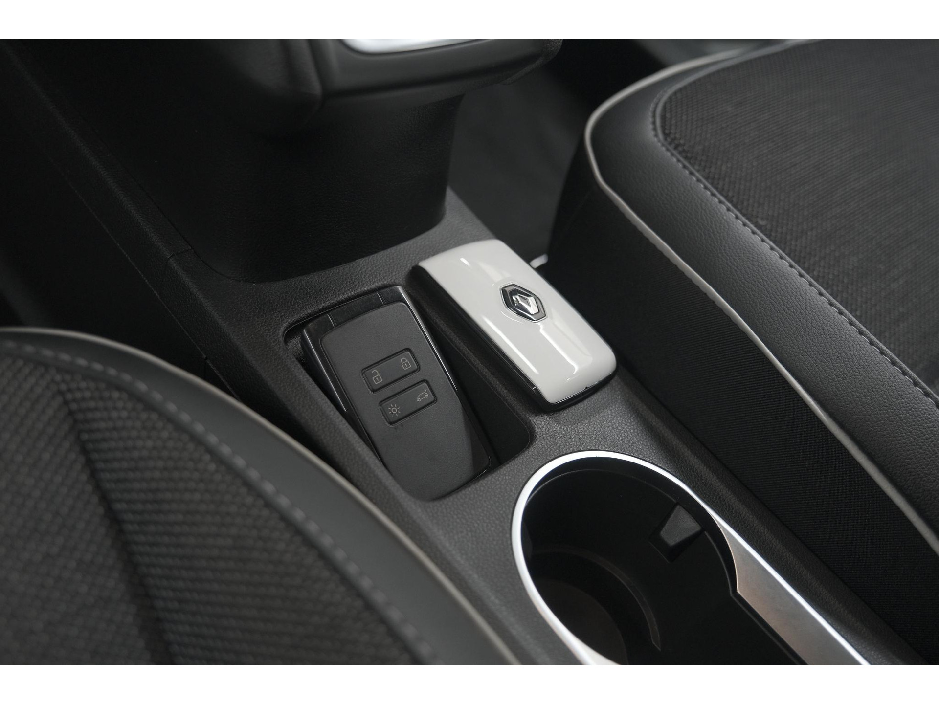 Renault Captur Mild Hybrid 140 EDC Techno | Trekhaak | 360 Camera | 9.3 Inch Grootscherm | Apple Carplay | Parkeersensoren