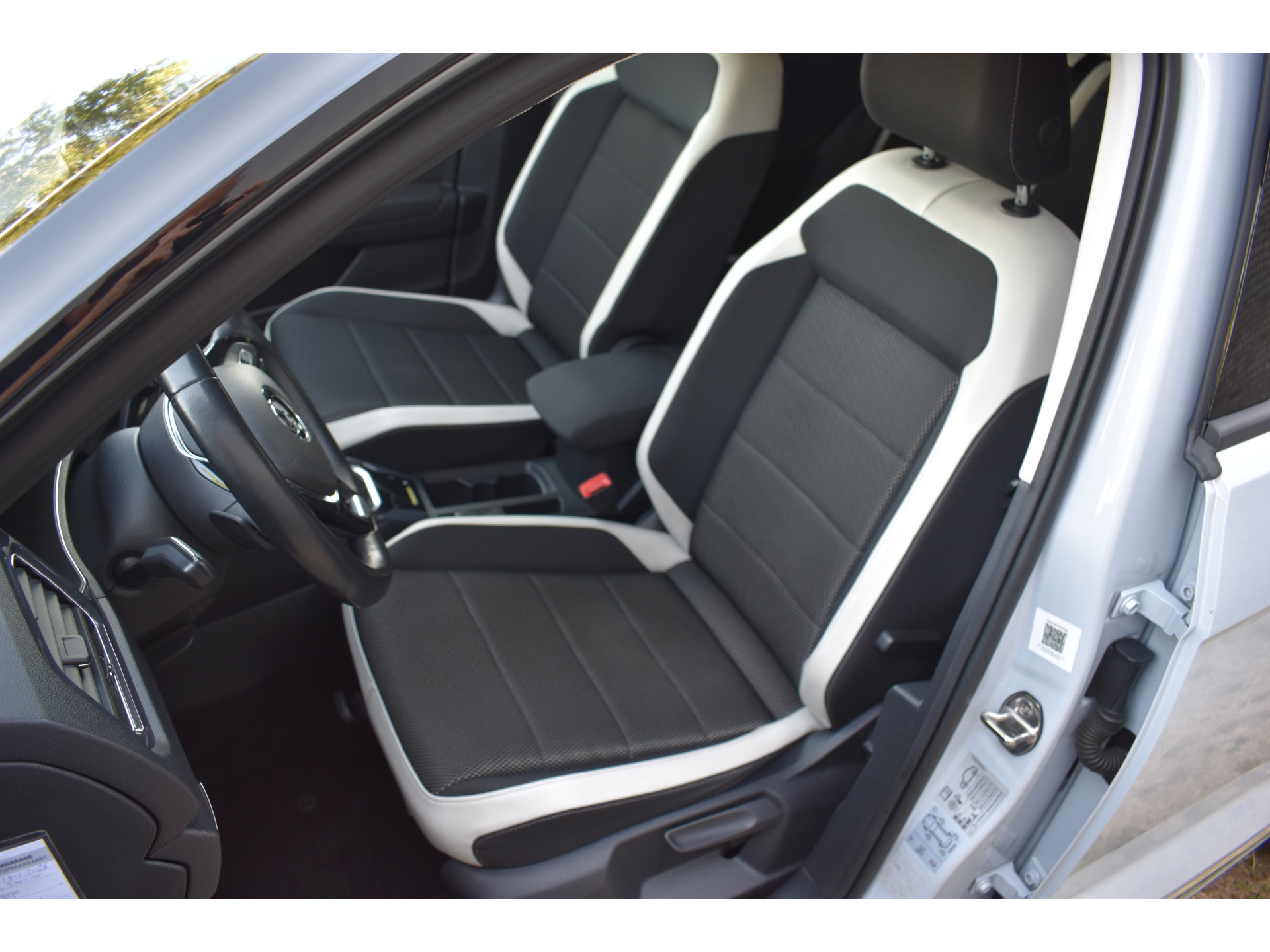 Volkswagen T-Roc 1.5 TSI Sport Business R Carplay Automaat R-line Zwart dak