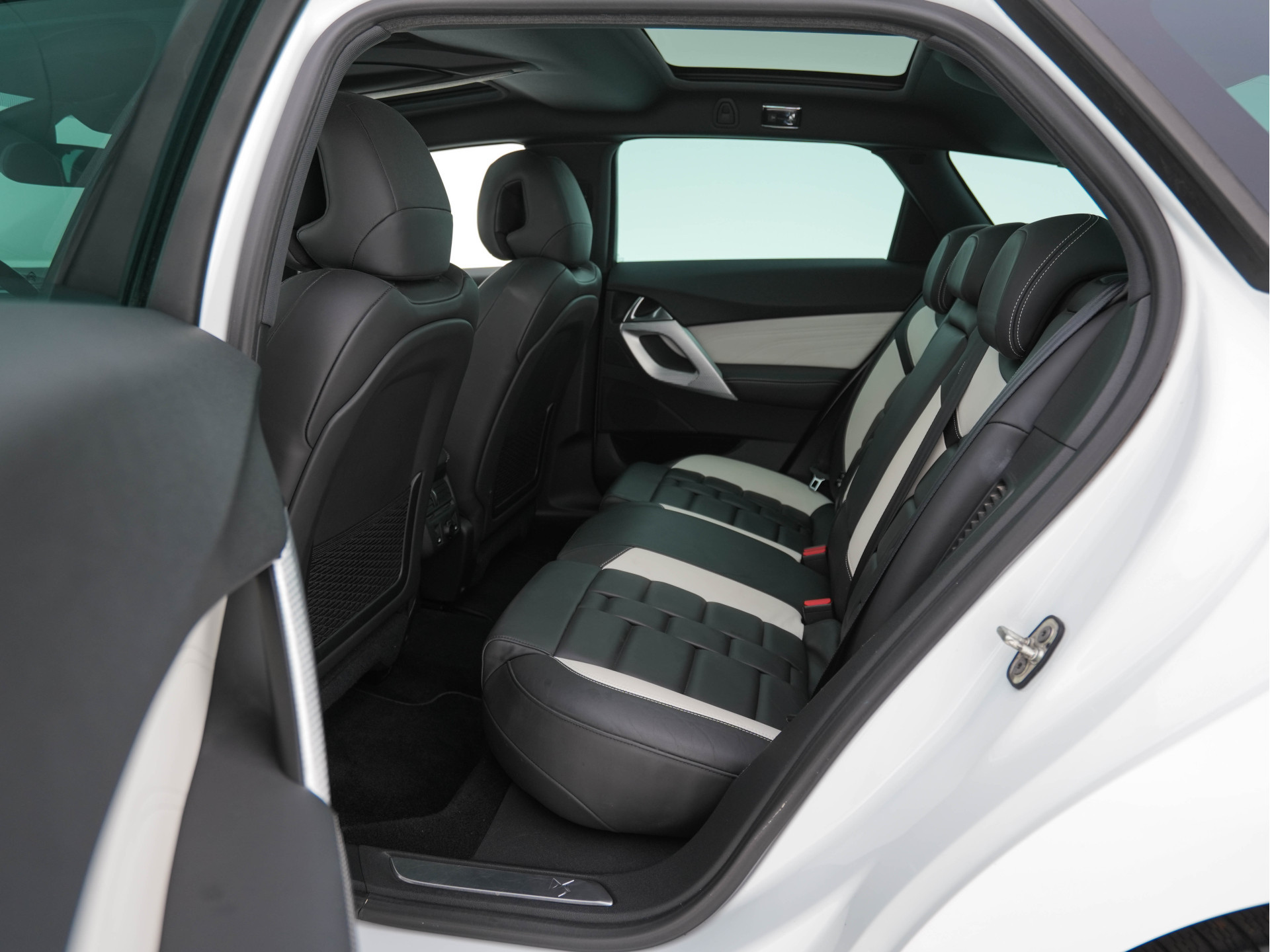 Citroën DS5 2.0 Hybrid4 Business Executive Aut. *PANO | TWO-TONE-LEATHER | MEMORY-PACK | NAVI-FULLMAP | XENON | KEYLESS | CAMERA | HEAD-UP | MASSAGE-SEAT | CRUISE | SPORT-SEATS | 17"ALU*