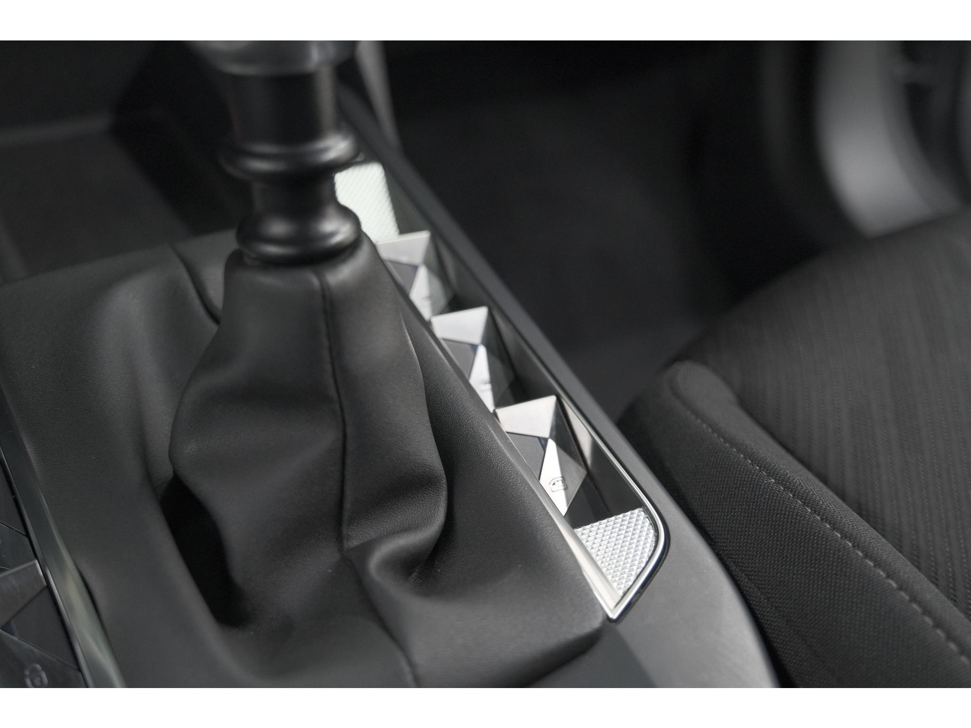 DS 3 Crossback PureTech 100 Montmartre | Parkeersensoren | Apple Carplay | Allseason Banden | Navigatie | Climate Control