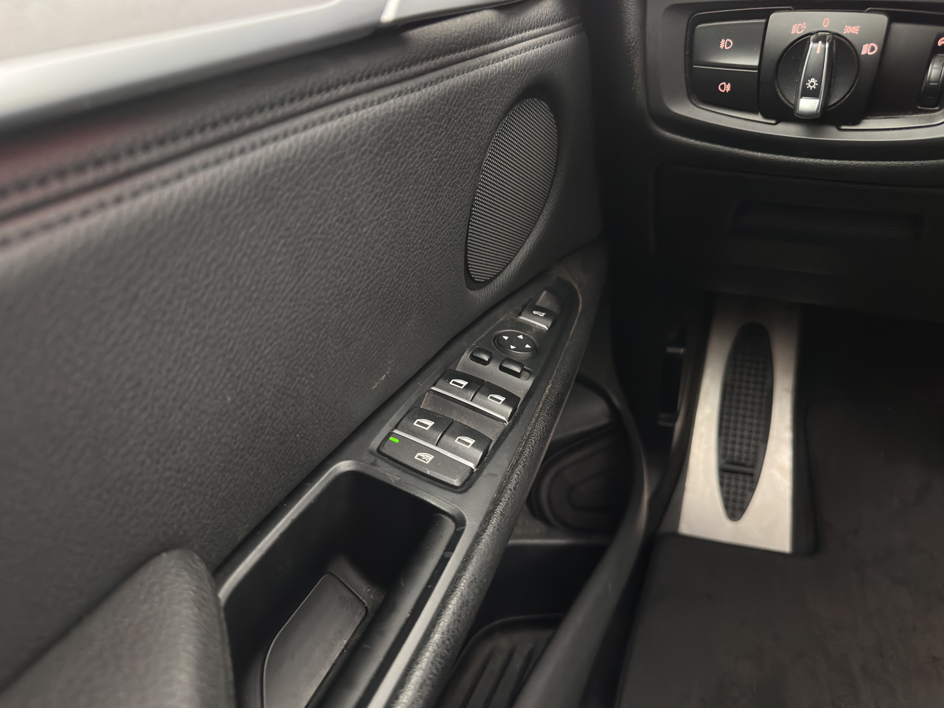 BMW X5 xDrive50i M-Sport High Executive [ 7-pers. ] Aut. *PANO | LUXURY-LEATHER | FULL-LED | HEAD-UP | MEMORY-PACK | DIGI-COCKPIT | KEYLESS | CAMERA | NAVI-FULLMAP | AMBIENT-LIGHT | HEATED-COMFORTSEATS | SHIFT-PADDLES | PRIVACY-GLASS | TOWBAR