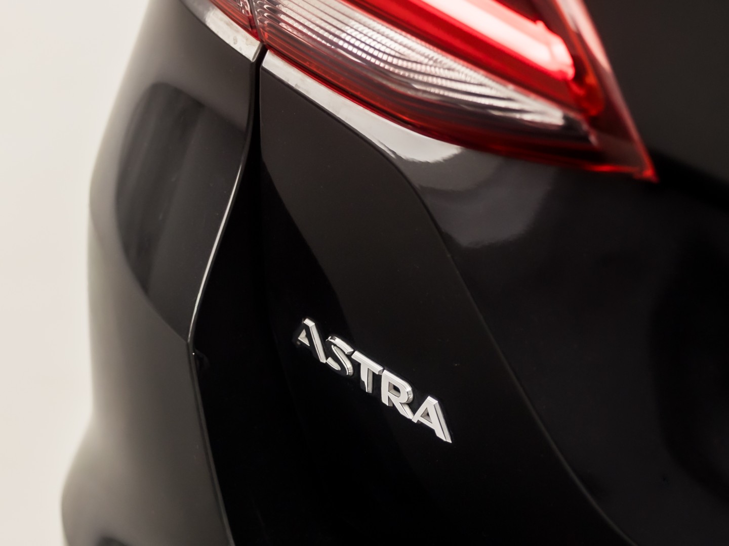 Opel Astra Sports Tourer 1.2 Innovation Sport (APPLE CARPLAY, DIGITALE COCKPIT, GROOT NAVI, CLIMATE, CAMERA, TREKHAAK, SPORTSTOELEN, GETINT GLAS, KEYLESS, ADAPTIVE CRUISE, NIEUWSTAAT)