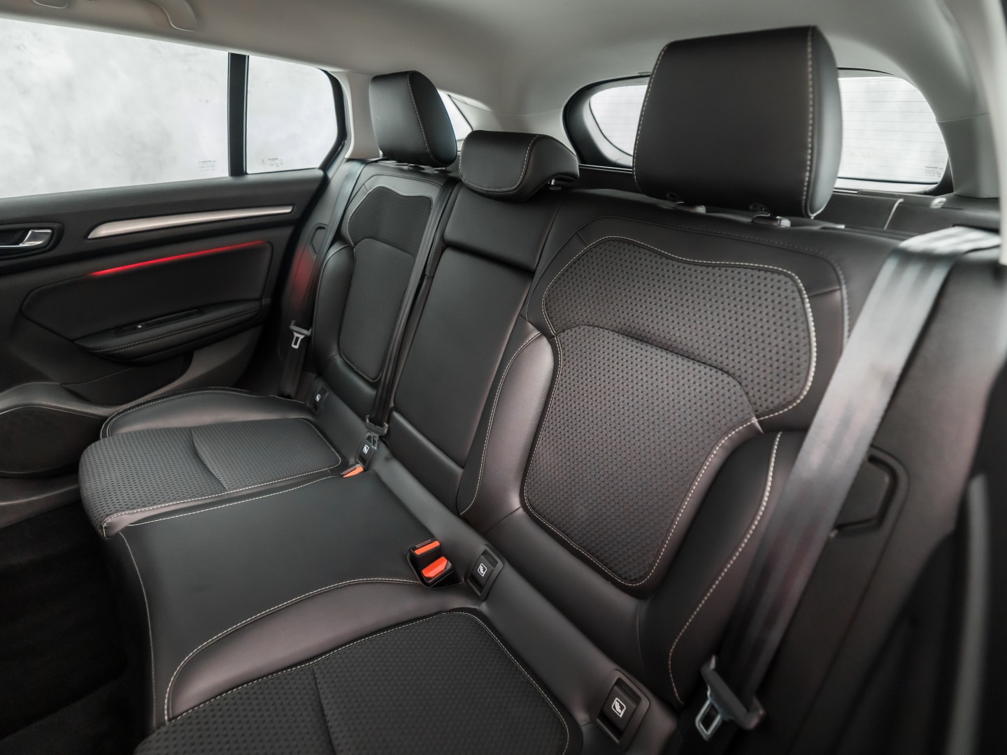 Renault Mégane Estate 1.2 TCe Bose Sport (APPLE CARPLAY, NAVIGATIE, LEDER, CAMERA, GETINT GLAS, SPORTSTOELEN, PARKEERSENSOREN, CRUISE, NIEUWSTAAT)
