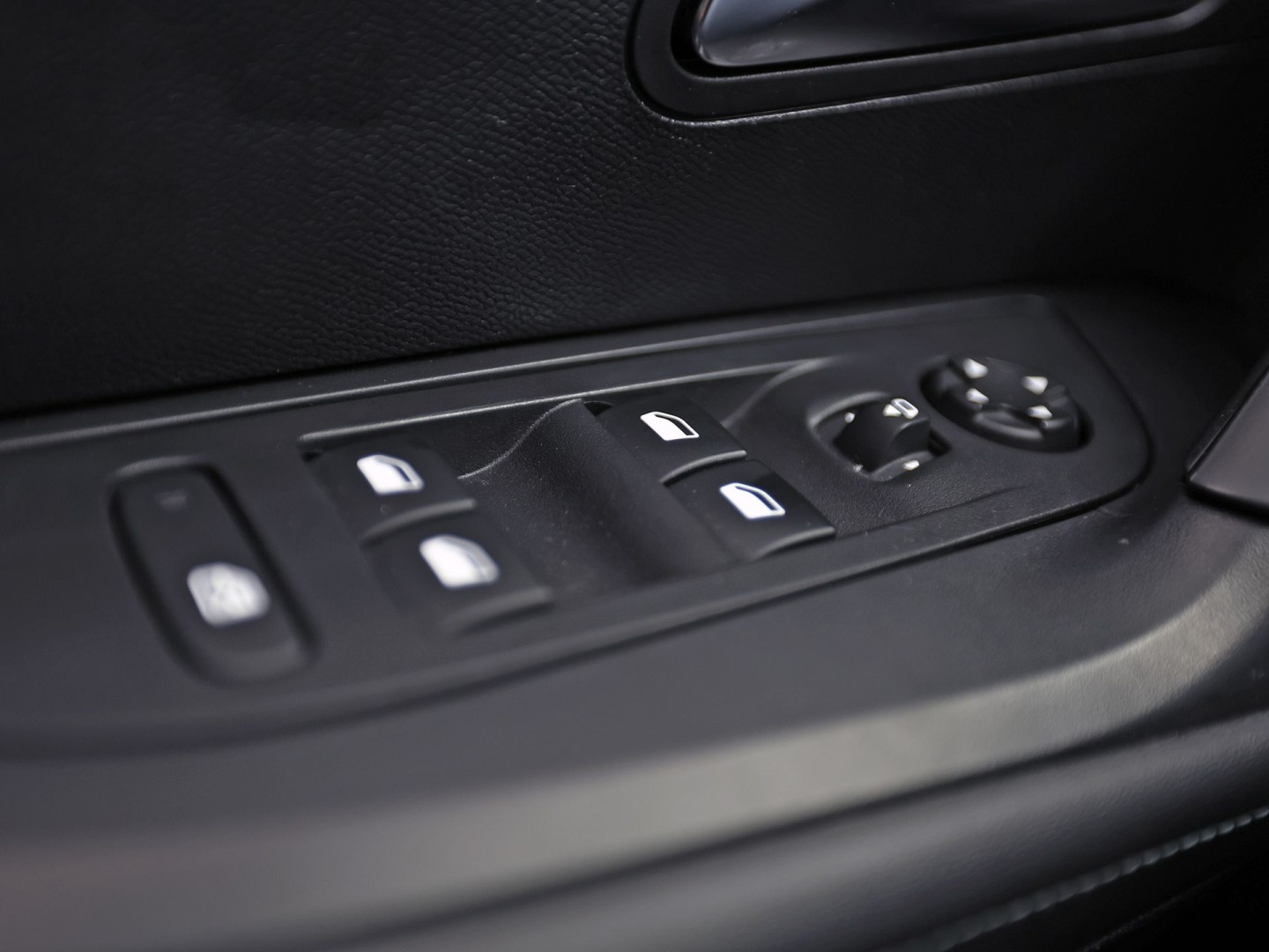 Peugeot e-2008 EV Blue Sport Allure 50 kWh Automaat (SOH 91,2%, APPLE CARPLAY, GROOT NAVI, 360 CAMERA, SPORTSTOELEN, GETINT GLAS, KEYLESS, NIEUWSTAAT)
