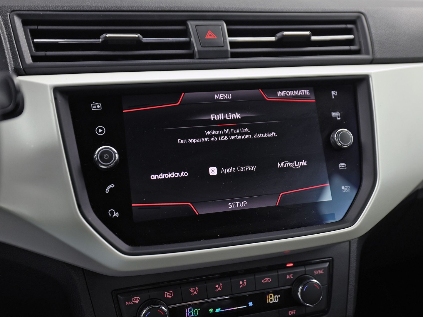 SEAT Arona 1.0 TSI Sport (APPLE CARPLAY, GROOT NAVI, CLIMATE, ZWART HEMEL, SPORTSTOELEN, PARKEERSENSOREN, ELEK PAKKET, CRUISE, NIEUWSTAAT)