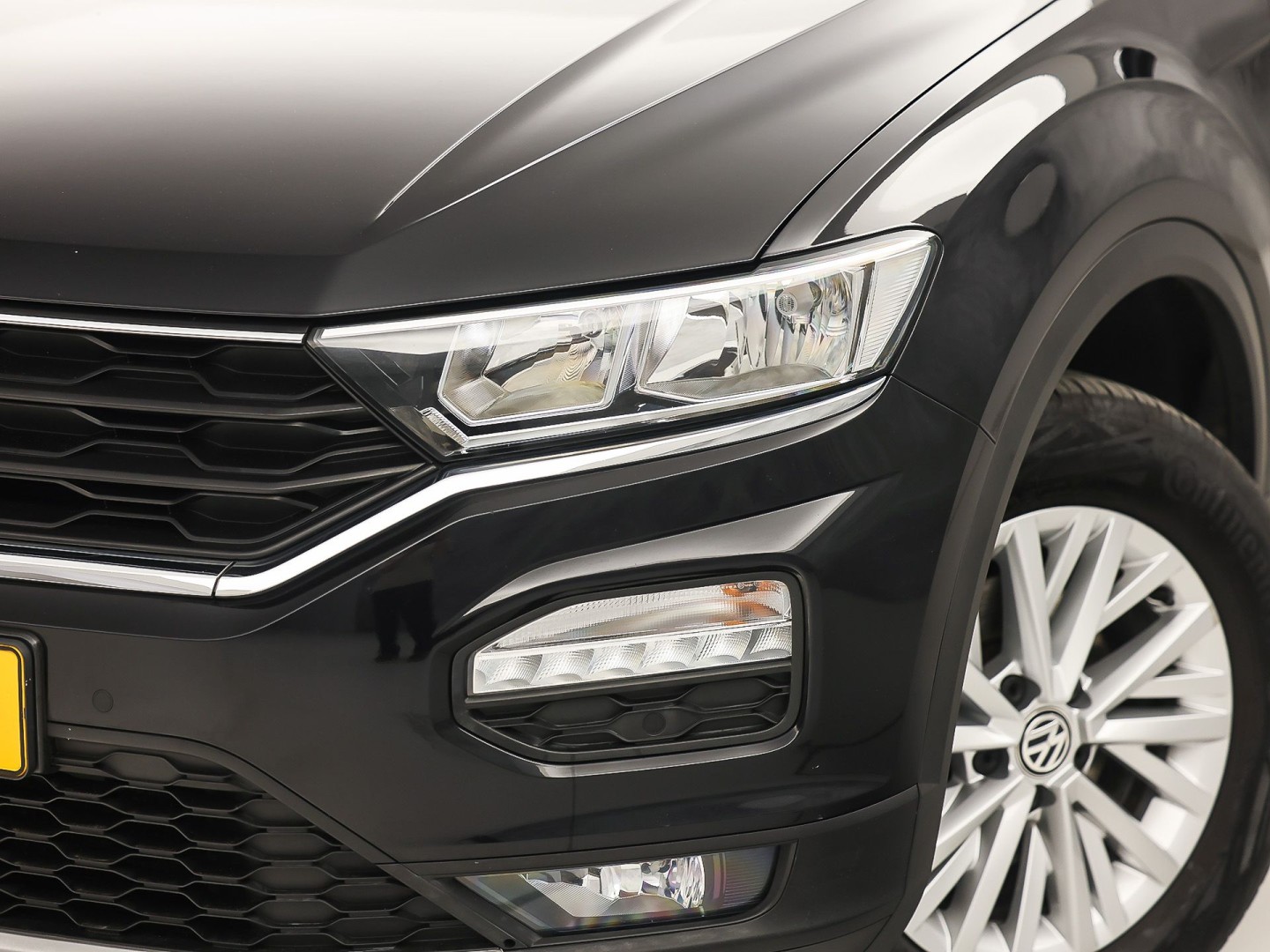 Volkswagen T-Roc 1.0 TSI Sport (APPLE CARPLAY, GROOT NAVI, CLIMATE, STOELVERWARMING, TREKHAAK, SPORTSTOELEN, PARKEERSENSOREN, ADAPTIVE CRUISE, NIEUWSTAAT)