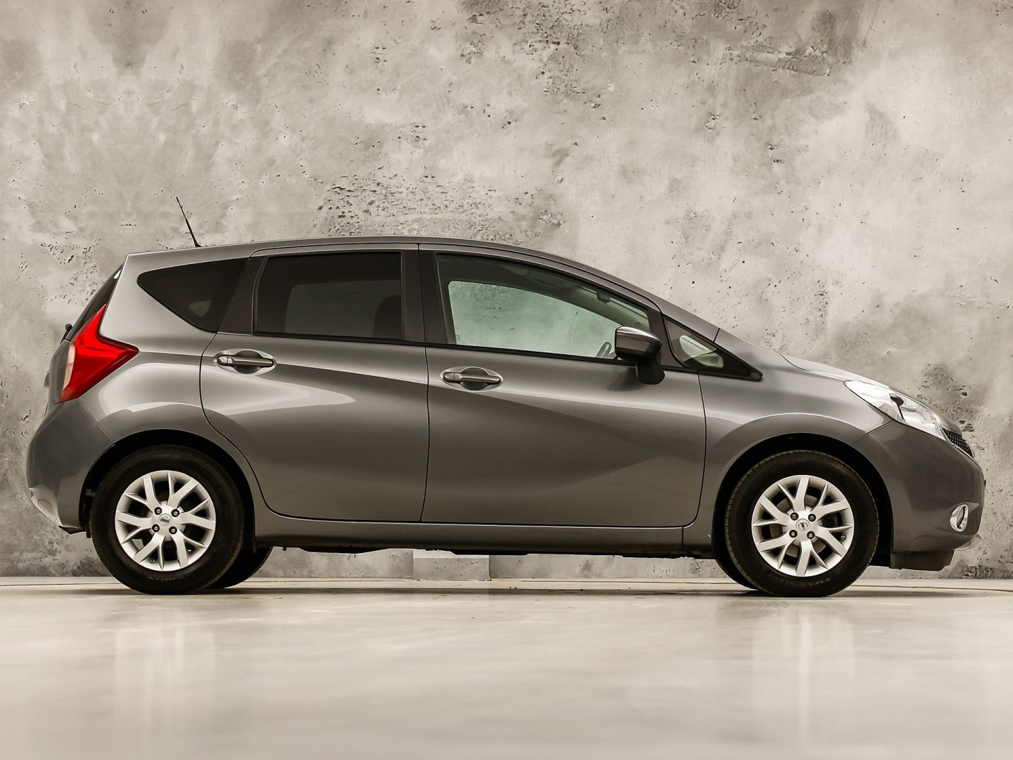 Nissan Note 1.2 Sport (AIRCO, GETINT GLAS, LM VELGEN, SPORTSTOELEN, CRUISE, NIEUWE APK, NIEUWSTAAT)