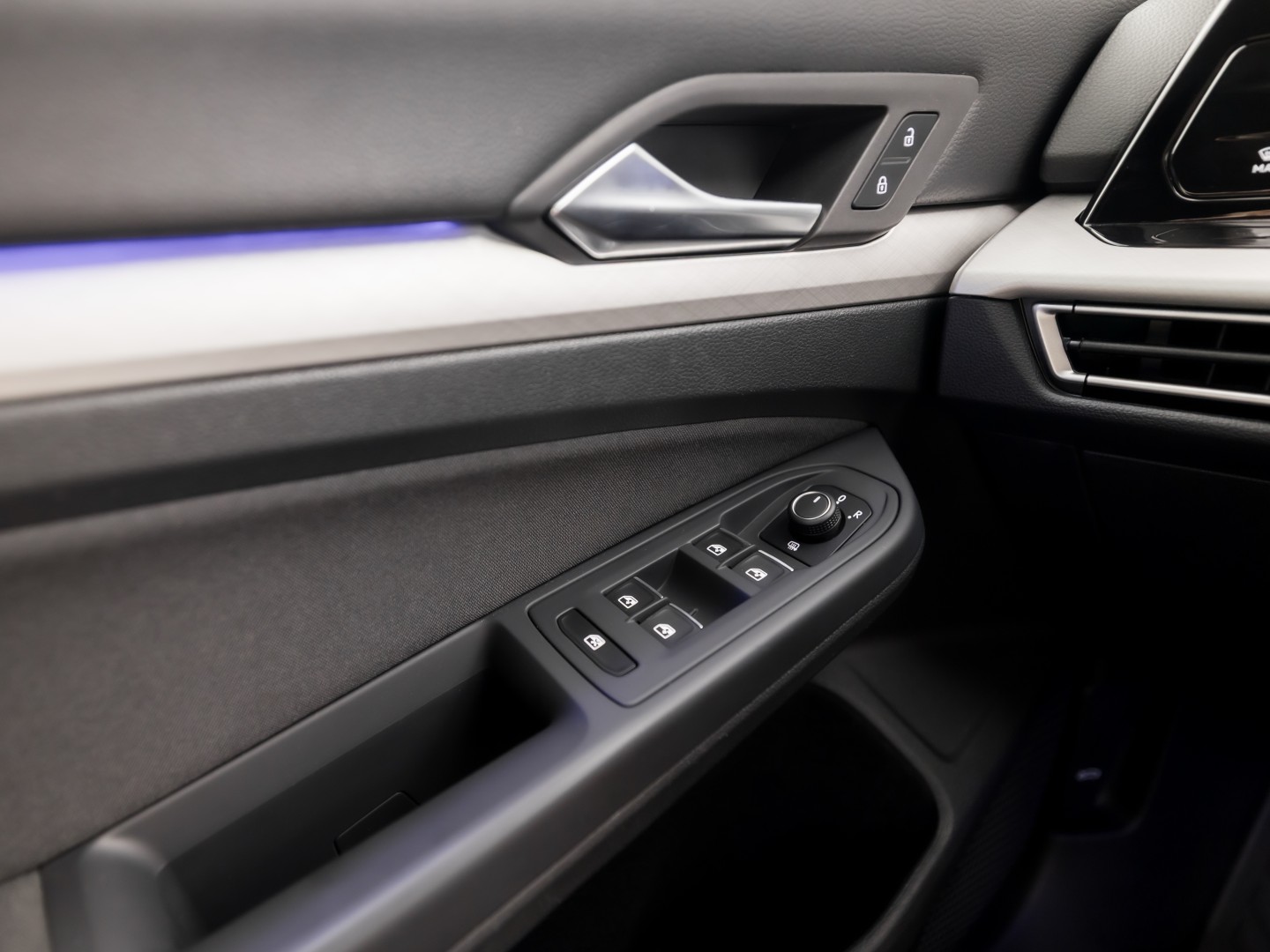 Volkswagen Golf 1.5 TSI Sport 150Pk Automaat (APPLE CARPLAY, GROOT NAVI, STUUR/STOELVERWARMING, SPORTSTOELEN, GETINT GLAS, SFEERVERLICHTING, KEYLESS, NIEUWSTAAT)