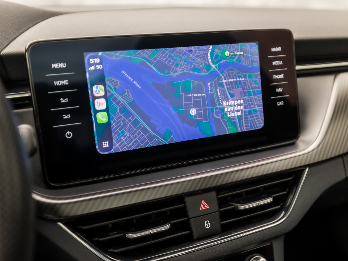 Škoda Kamiq 1.0 TSI Monte Carlo Automaat (PANORAMADAK, VIRTUAL COCKPIT, KUIPSTOELEN, APPLE CARPLAY, CAMERA, GETINT GLAS, ADAPTIVE CRUISE, KEYLESS, NIEUWSTAAT)
