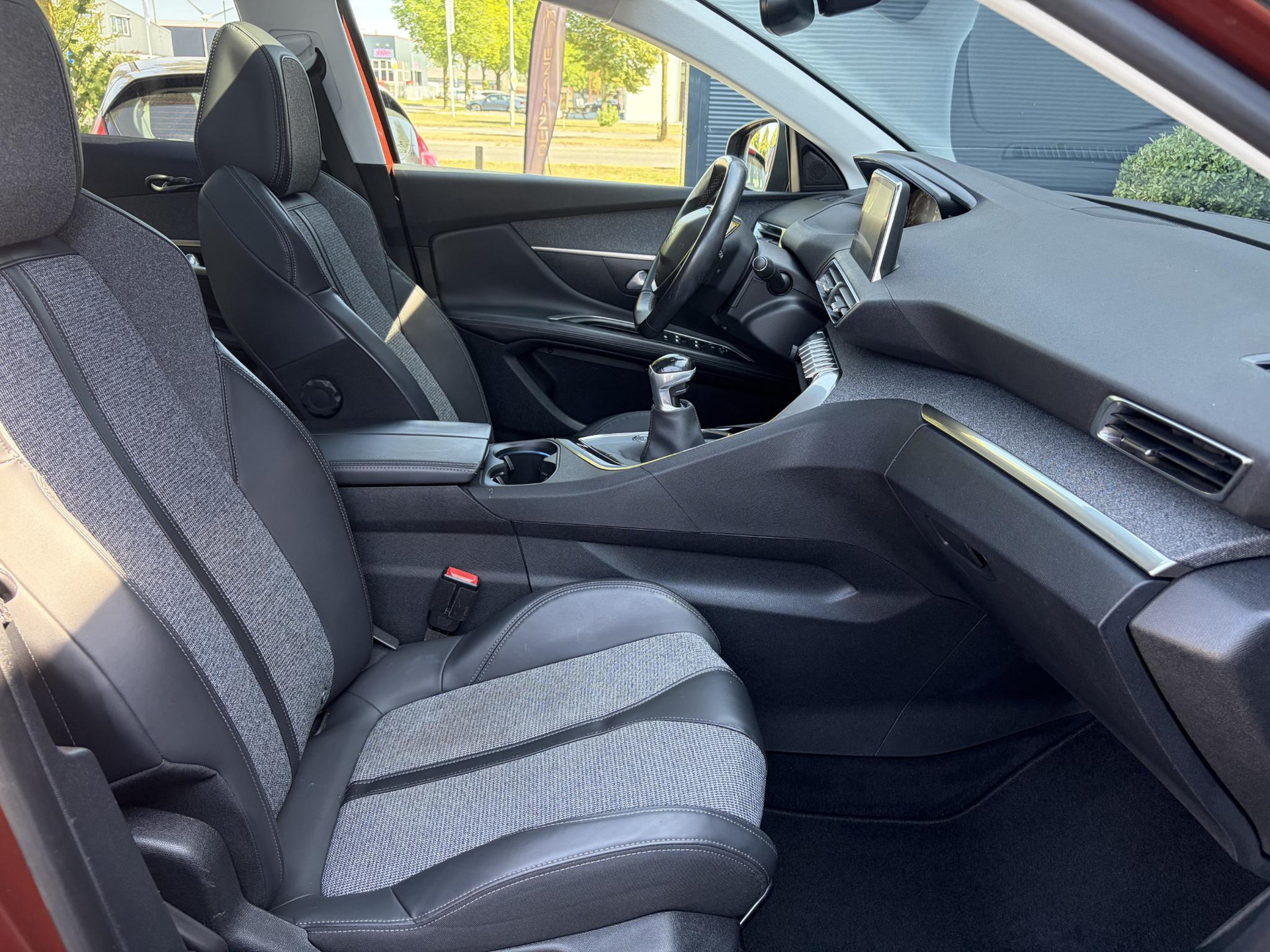Peugeot 3008 1.2 PureTech Allure Distributieriem vv in 2025 l Pano l 360° Camera l Carplay l Dealer Onderhouden l Navi l Halfleder l Pdc l Keyless l 131pk l 6 Bak l Apk tot 12-2026