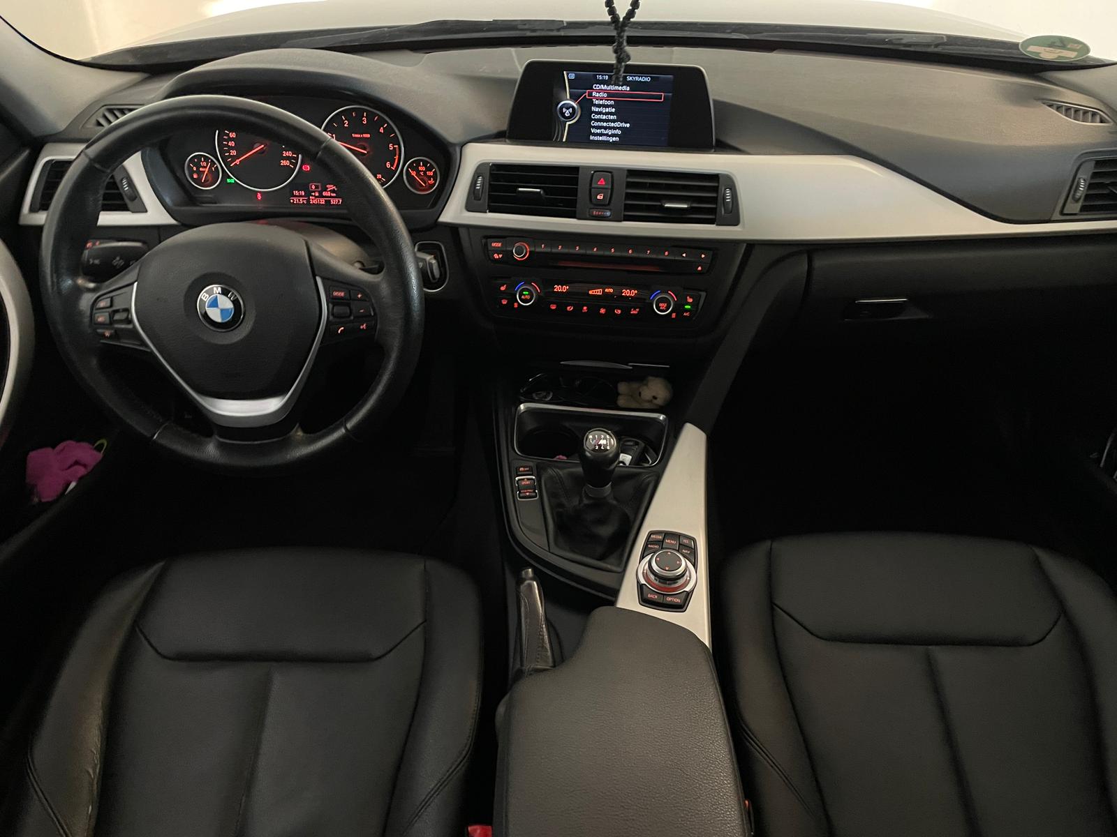 BMW 3-serie Touring 318d xDrive Executive PANORAMADAK AIRCO NAVI CRUISE BLUEOOTH ELEK RAMEN CENT VERG KEURIGE AUTO