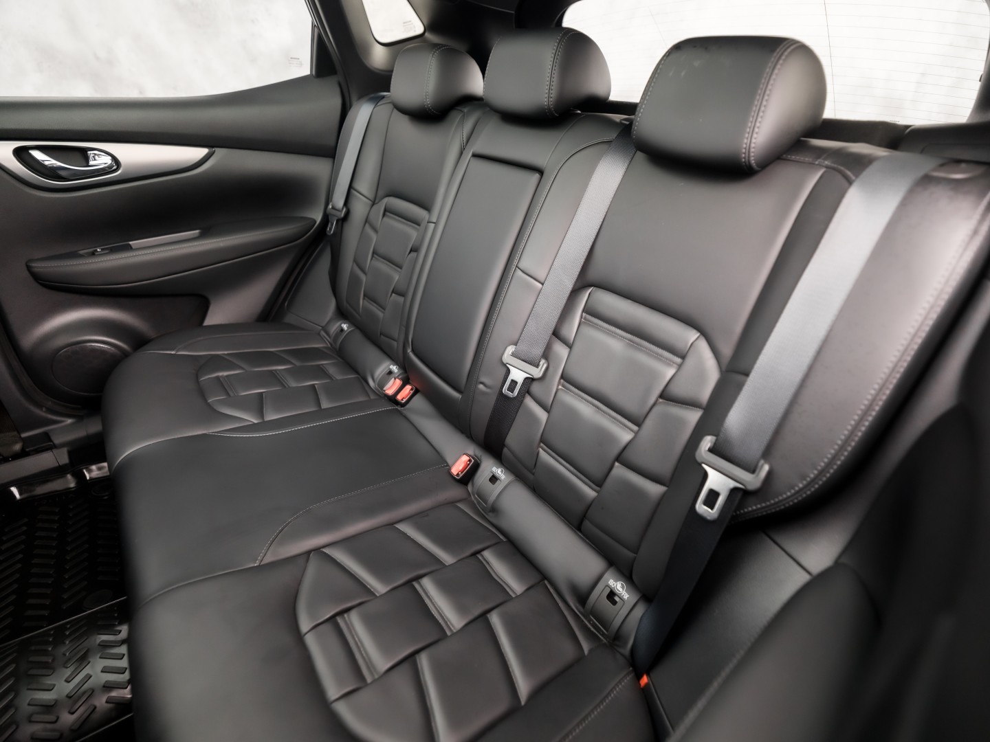 Nissan Qashqai 1.2 Tekna + Sport pack (PANORAMADAK, NAVIGATIE, MEMORY SEAT, NAPPA LEDER, ZWART HEMEL, 360 CAMERA, STOELVERWARMING, GETINT GLAS, TREKHAAK, NIEUWE APK, NIEUWSTAAT)