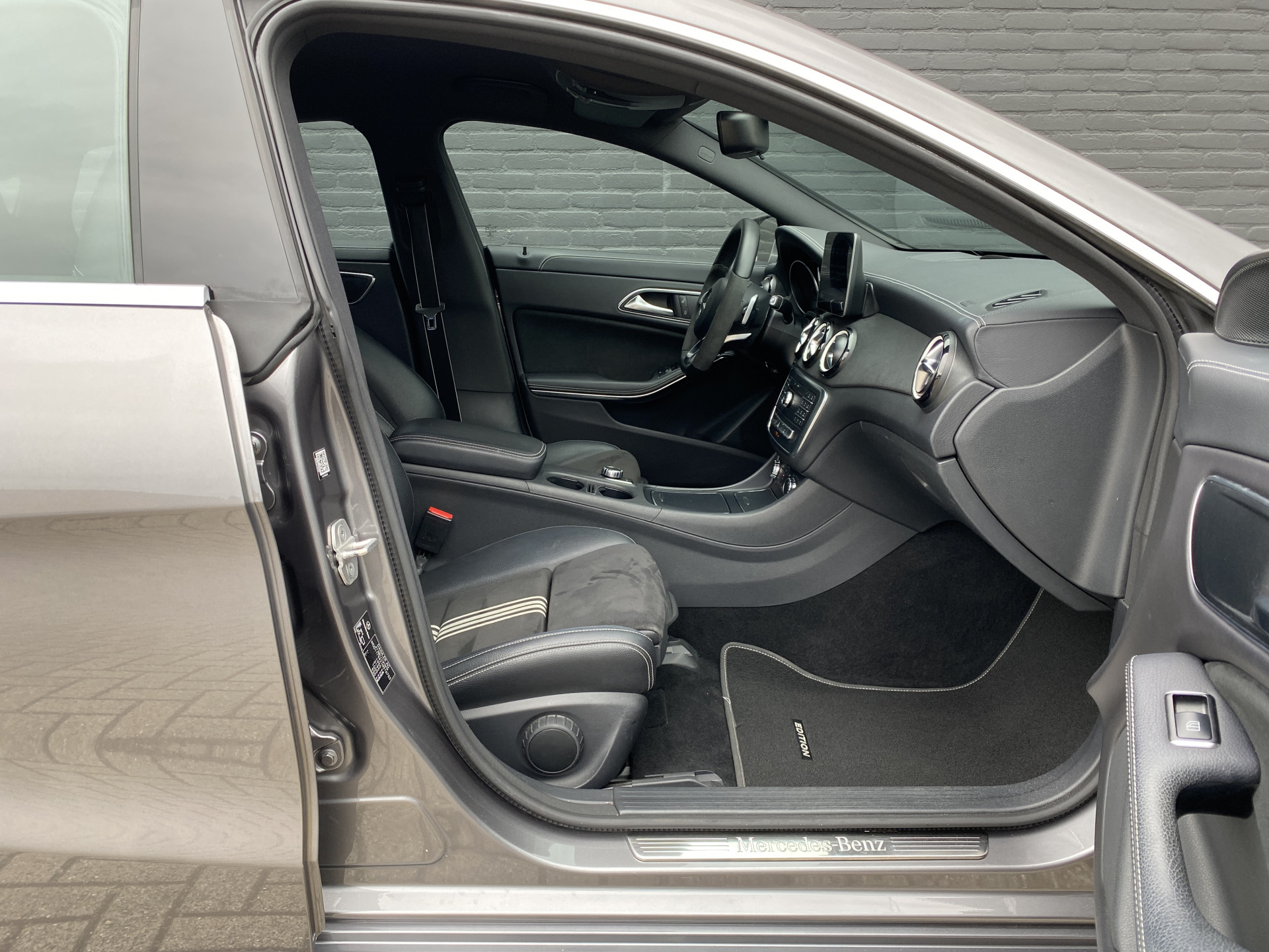 Mercedes-Benz CLA-klasse Shooting Brake 180 AMG Edition AUT. | 1e eigenaar | dealer onderh. | navigatie | a. carplay | alcantara interieur