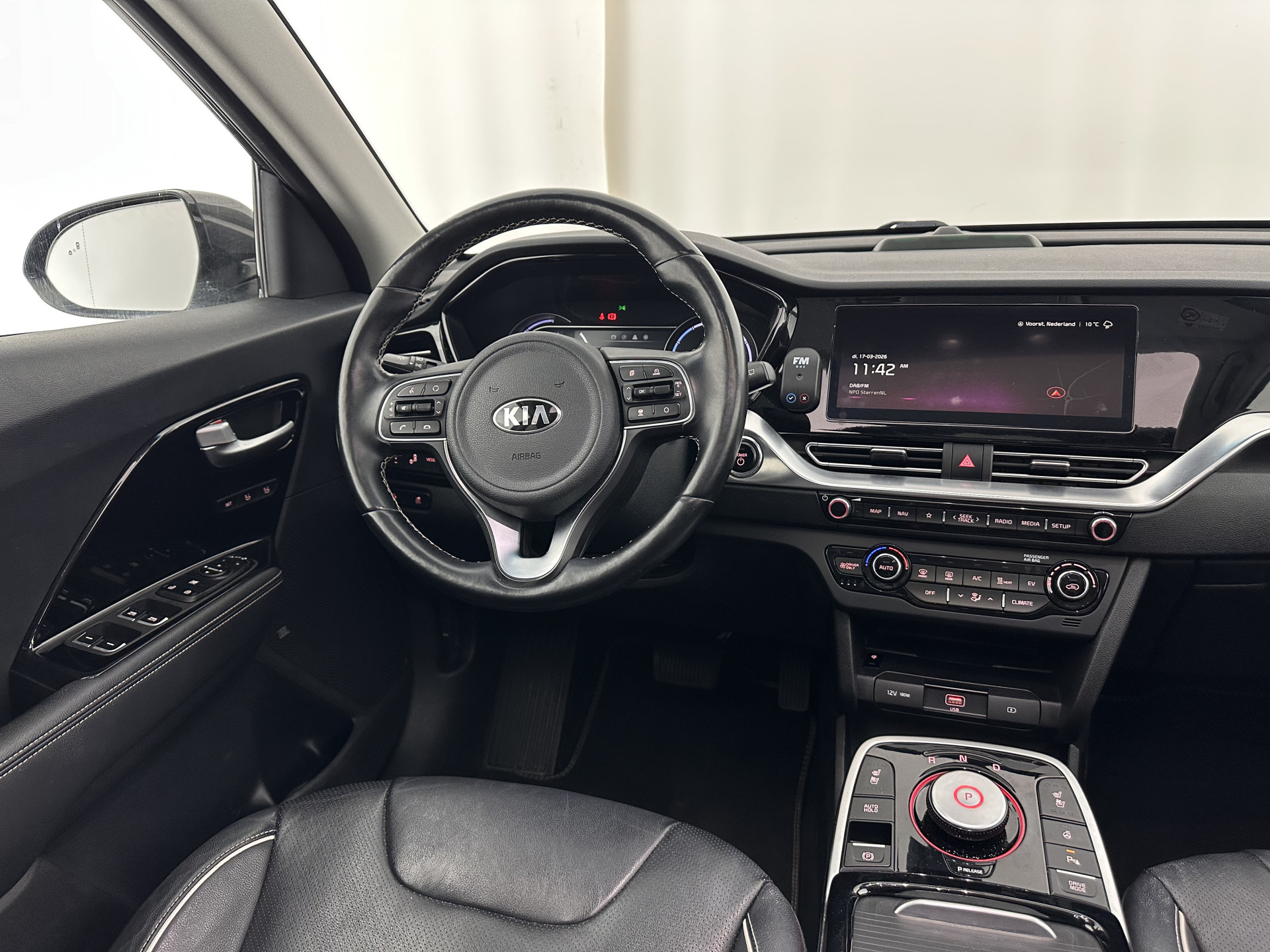 Kia e-Niro ExecutiveLine 64 kWh [ 3-Fase ] Aut. *PANO | LUXURY-LEATHER | JBL-AUDIO | FULL-LED | NAVI-FULLMAP | DAB | ADAPTIVE-CRUISE | CAMERA | MEMORY-PACK | LANE-ASSIST | CCS-FASTLOADER | KEYLESS | DIGI-COCKPIT | TOWBAR | 17"ALU*