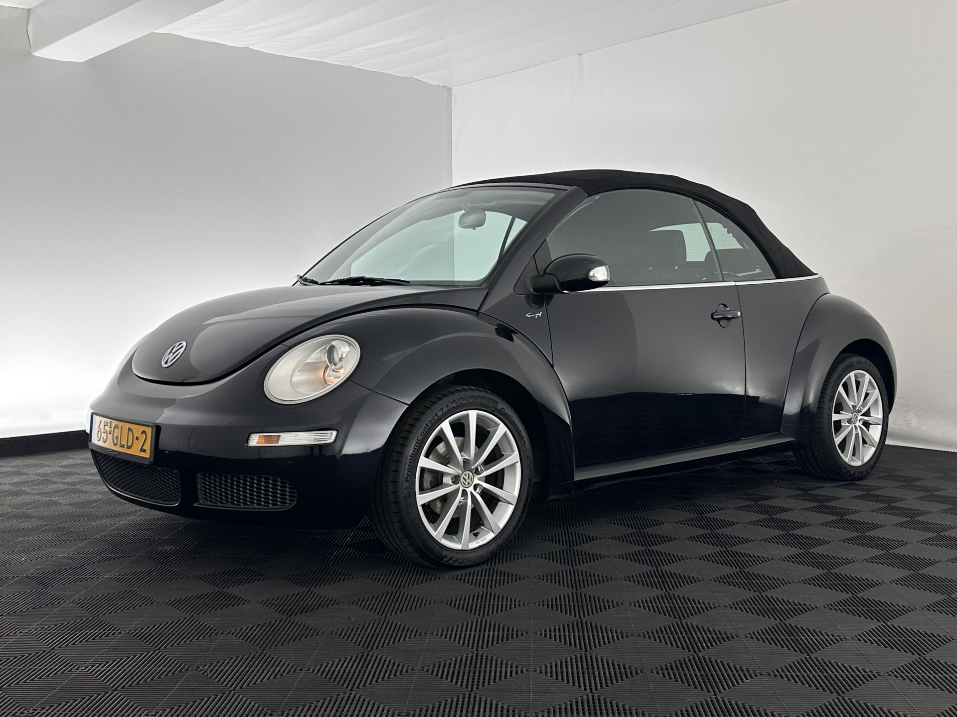 Volkswagen New Beetle Cabriolet 1.6 Highline *AIRCO | CRUISE | COMFORTSEATS | RADIO-CD/MP3 | 17''ALU*