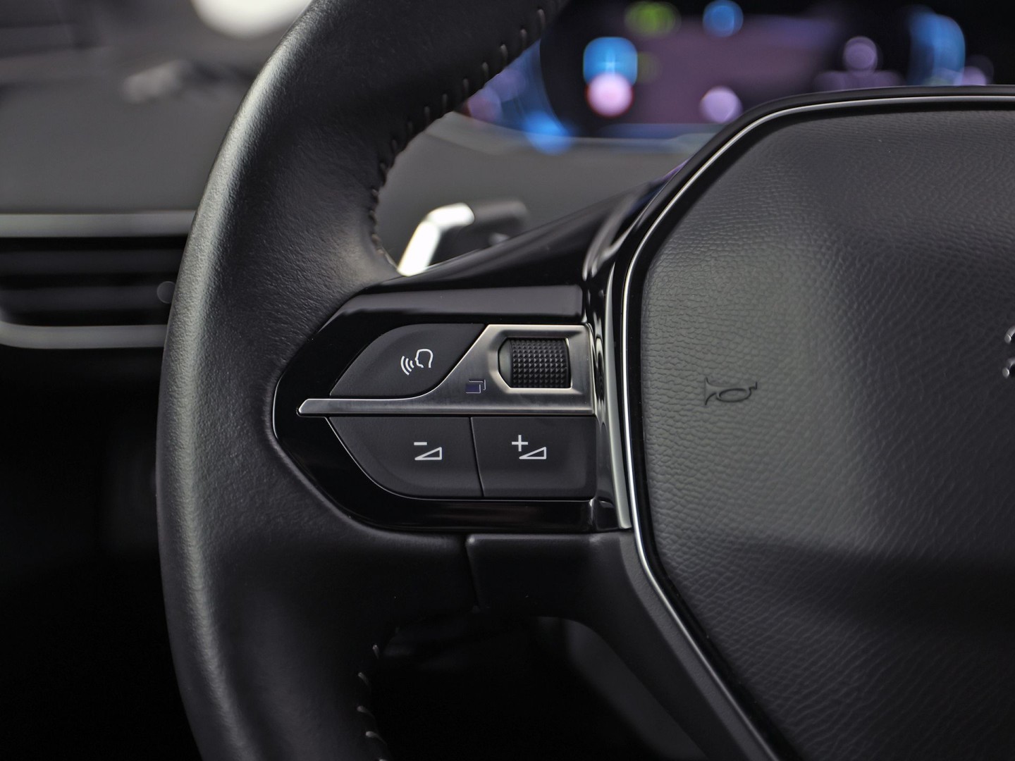 Peugeot 3008 1.6 HYbrid 225 Allure Sport 225Pk Automaat (APPLE CARPLAY, GROOT NAVI, KEYLESS, LEDER, 360 CAMERA, SPORTSTOELEN, ZWART HEMEL, GETINT GLAS, NIEUWSTAAT)