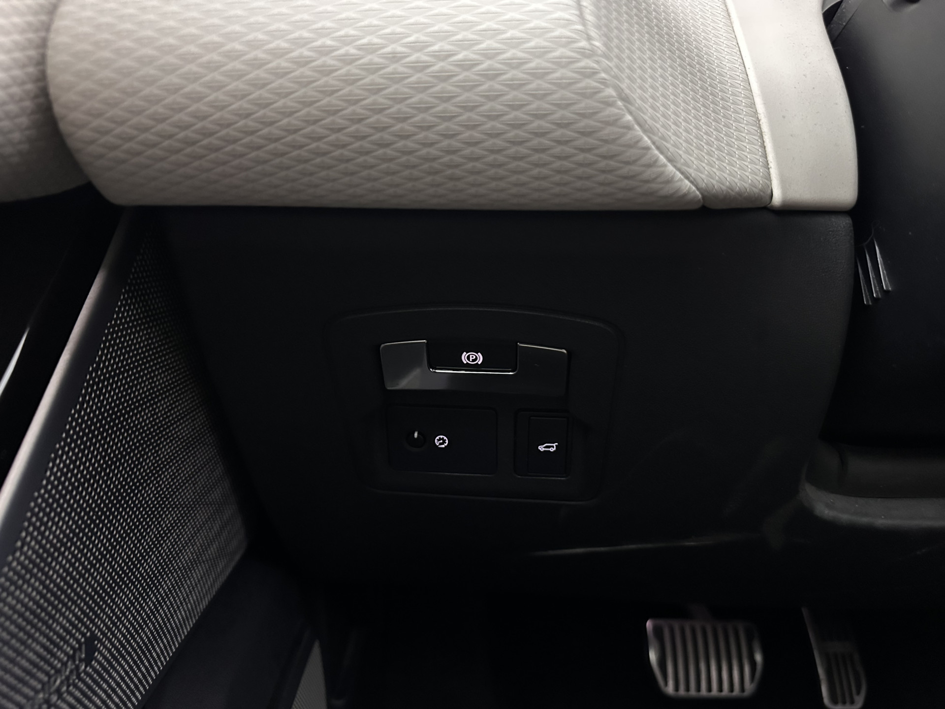 Land Rover Range Rover Velar 2.0 I4 AWD R-Dynamic HSE Aut. *PANO | LEATHER | FULL-LED | MEMORY-PACK | BLINDSPOT | MERIDIAN-SURROUND | DIGI-COCKPIT | CAMERA | KEYLESS | HEATED-COMFORTSEATS | PRIVACYGLASS | SHIFTPADDLES | HEAD-UP | 21"ALU*