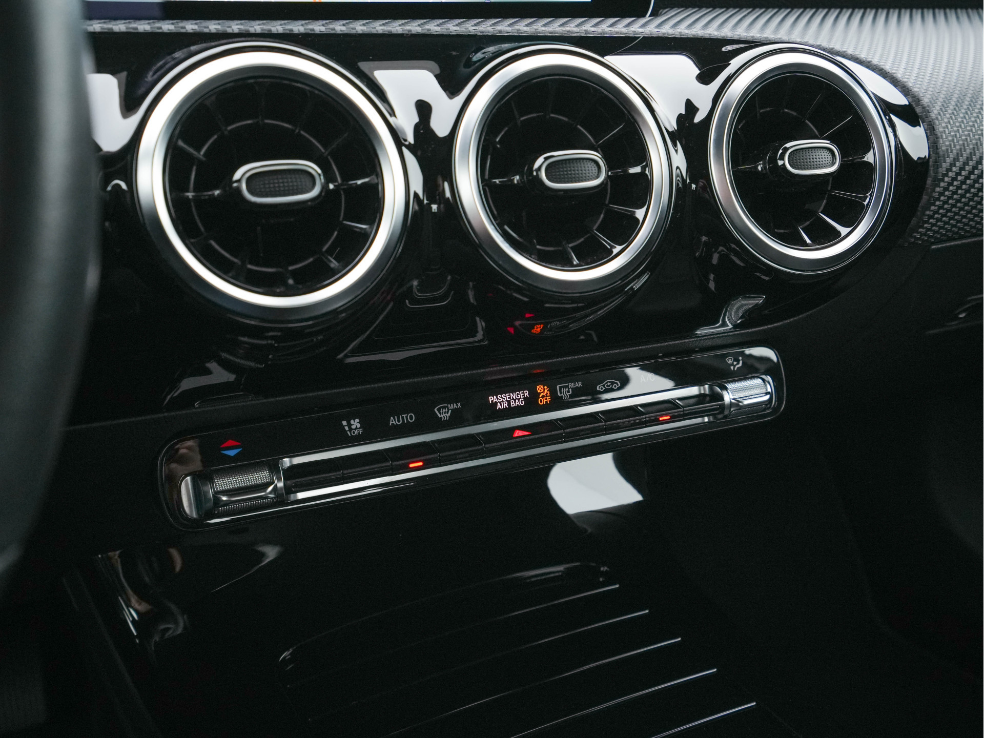 Mercedes-Benz A-klasse 180 Advantage Style-Pack (INCL-BTW) Aut. *WIDESCREEN-DIGI-COCKPIT | LEATHER-MICROFIBRE | CAMERA | NAVI-FULLMAP | ECC | PDC | CRUISE | CARPLAY | HEATED-SPORTSEATS | CARBON-INLAY | DAB | SHIFT-PADDLES | 16"ALU*