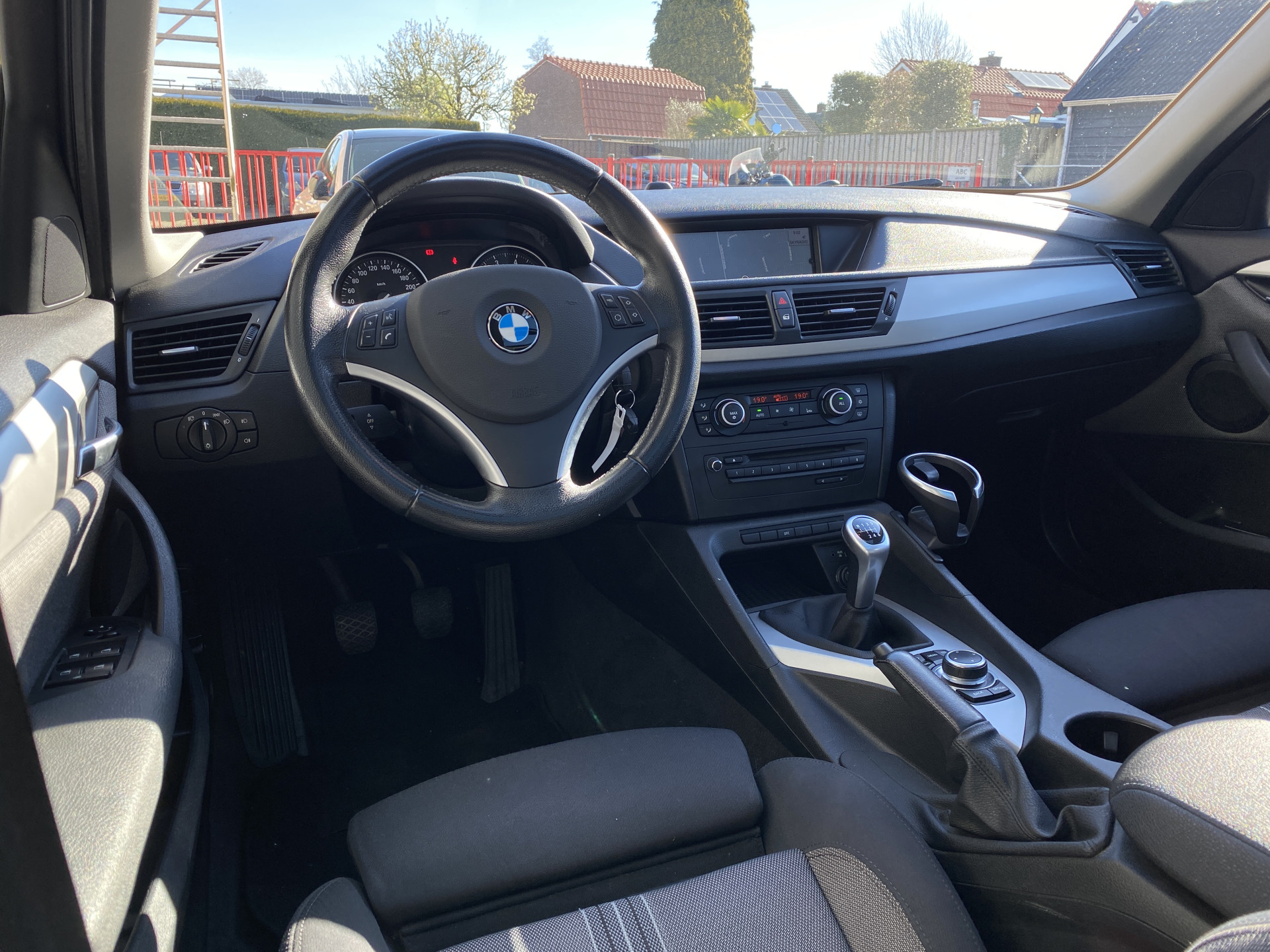 BMW X1 sDrive18i Executive AUT. | navigatie | panoramadak | sportstoelen | xenon verlichting | lichtmetalen velgen 18 inch