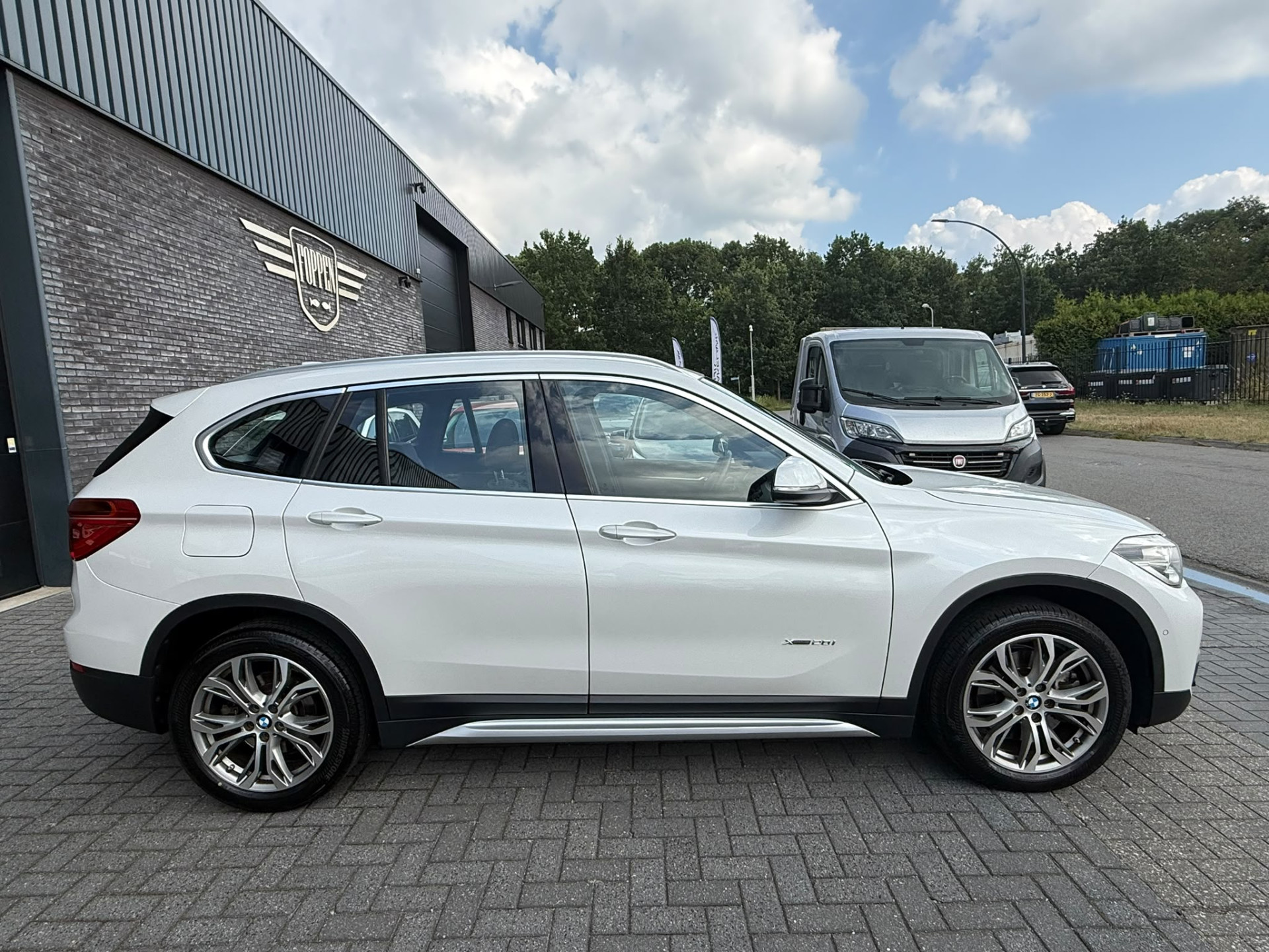 BMW X1 xDrive20i xLine | 3E EIGENAAR | 3/6/12MND GARANTIE| PANO DAK | HEAD UP | LEDER | NAVI |