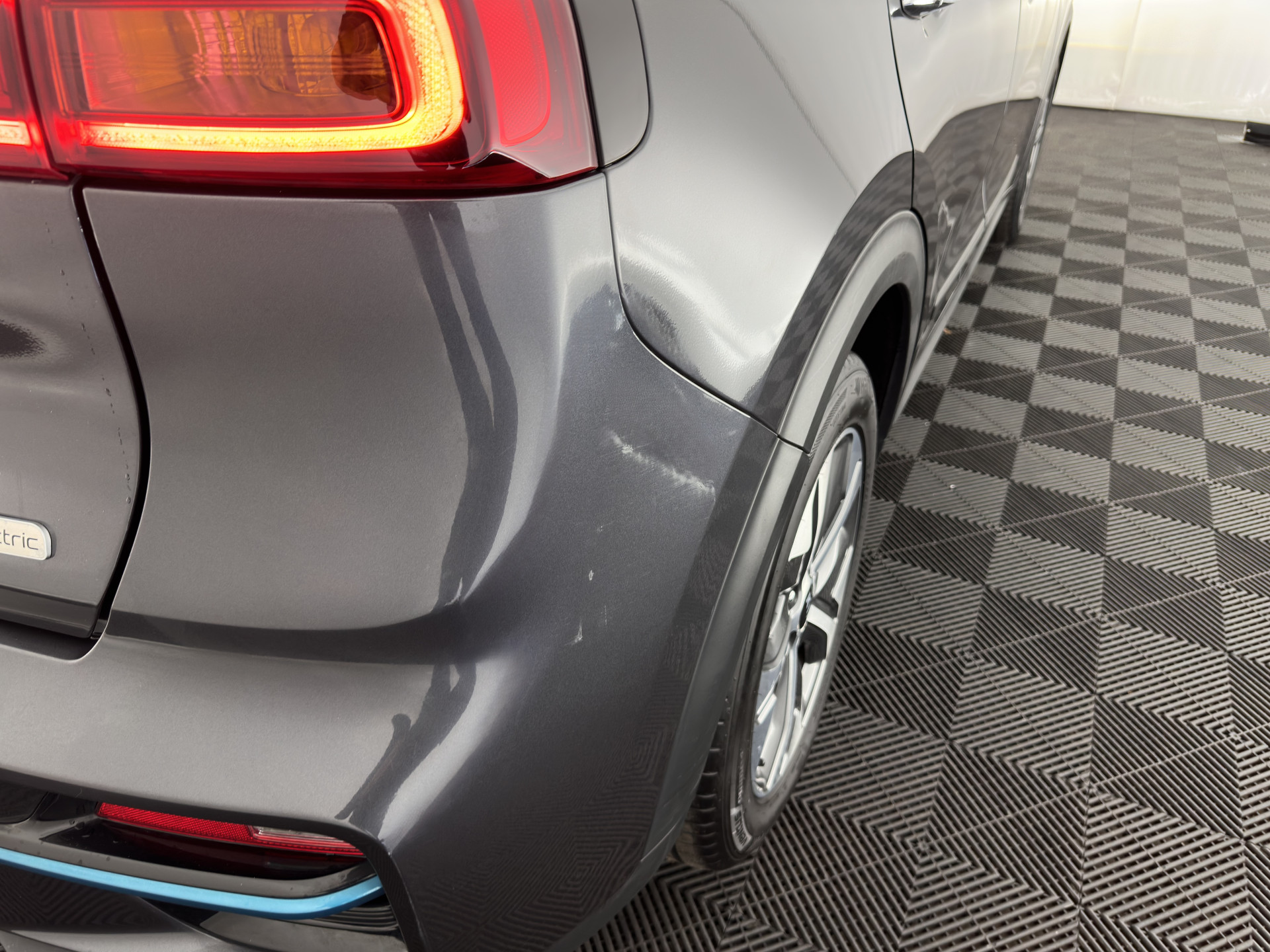 Kia e-Niro ExecutiveLine 64 kWh (3-Fase) {SOH-100%) (INCL-BTW)  Aut *HEATPUMP | LEATHER | FULL-LED | NAVI-FULLMAP | ADAPTIVE-CRUISE | CAMERA | MEMORY-PACK | LANE-ASSIST | KEYLESS | DIGI-COCKPIT | PRIVACY-GLASS | AMBIENT-LIGHT | 17"ALU*