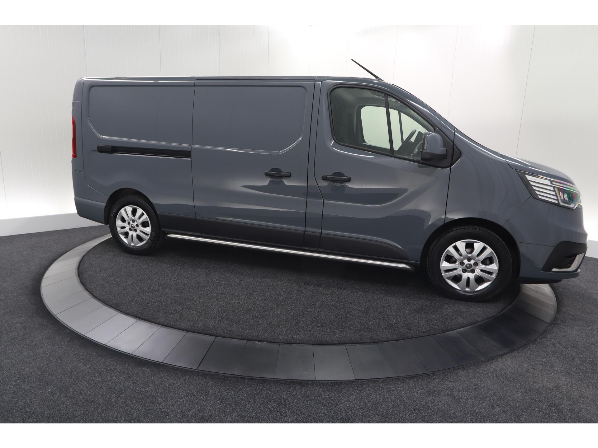 Renault Trafic 2.0 dCi 110 T30 L2H1 Work Edition | Trekhaak | Camera | Navigatie | Sidebars | Betimmering Laadruimte