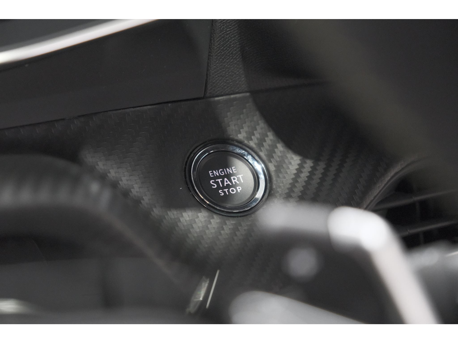 Peugeot 2008 PureTech 130 EAT8 GT | Camera | Apple Carplay | Parkeersensoren | 17 Inch Lichtmetalen Velgen
