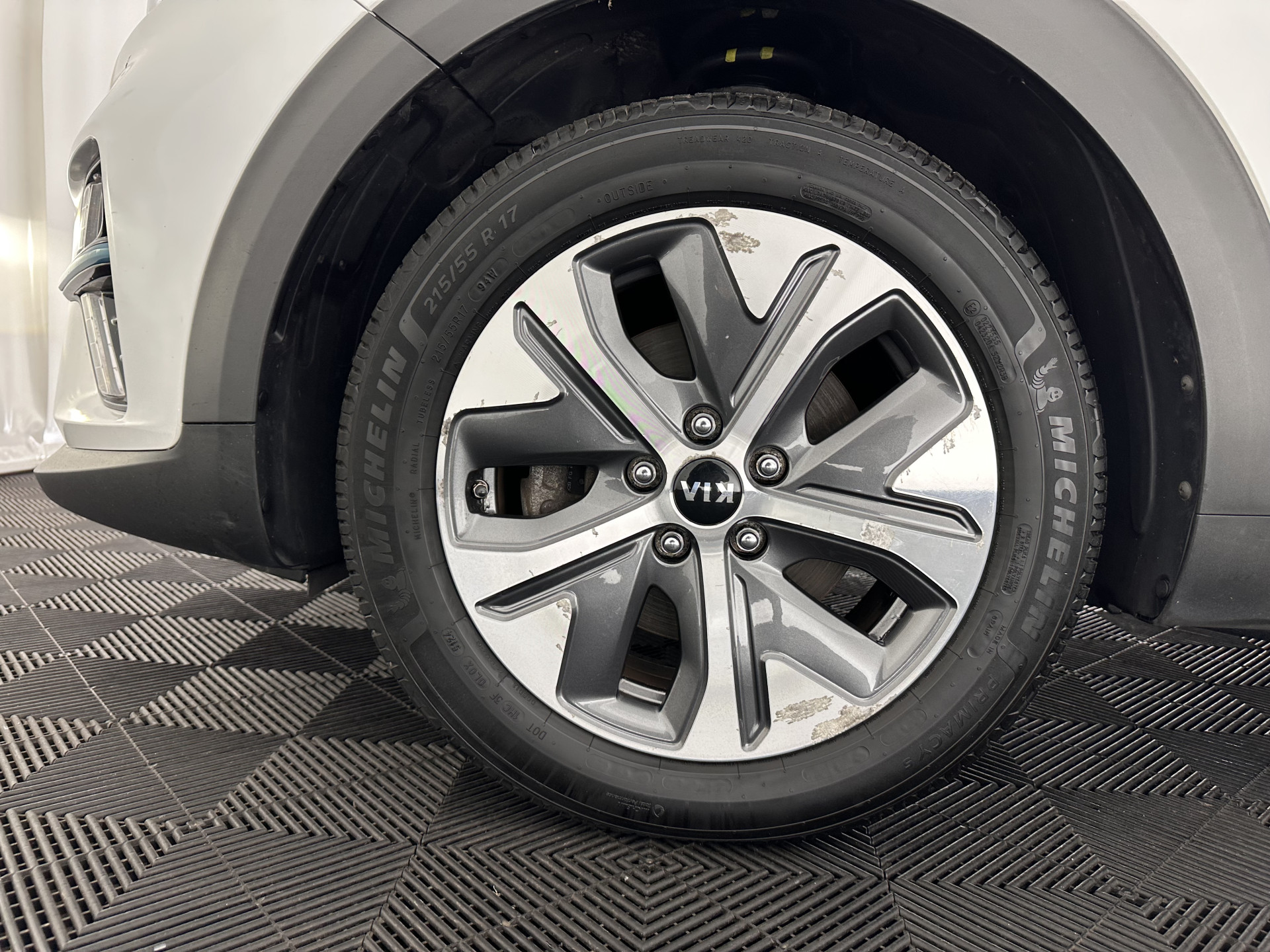 Kia e-Niro ExecutiveLine 64 kWh [ 3-Fase ] {SOH-100%} (INCL-BTW)  Aut.*HEATPUMP | LEATHER | FULL-LED | NAVI-FULLMAP | ADAPTIVE-CRUISE | CAMERA | MEMORY-PACK | LANE-ASSIST | KEYLESS | DIGI-COCKPIT | PRIVACYGLASS | SHIFTPADDLES | 17"ALU*