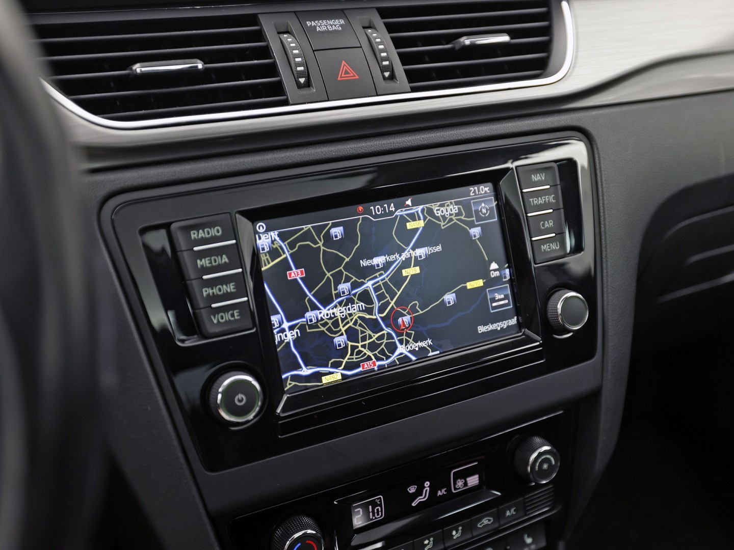 Škoda Rapid Spaceback 1.0 TSI Sport Automaat (PANORAMADAK, NAVIGATIE, CLIMATE, STOELVERWARMING, SPORTSTOELEN, GETINT GLAS, CRUISE, PARKEERSENSOREN, NIEUWSTAAT)