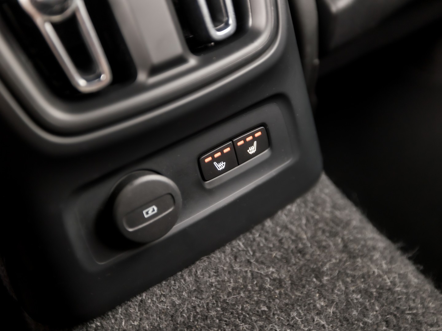 Volvo XC40 1.5 T4 Recharge Inscription 211Pk Automaat (APPLE CARPLAY, STUUR/STOELVERWARMING, MEMORY SEATS, CAMERA, STOELVERWARMING ACHTER, KEYLESS, GETINT GLAS, ELEK ACHTERKLEP, ZWART HEMEL, NIEUWSTAAT)