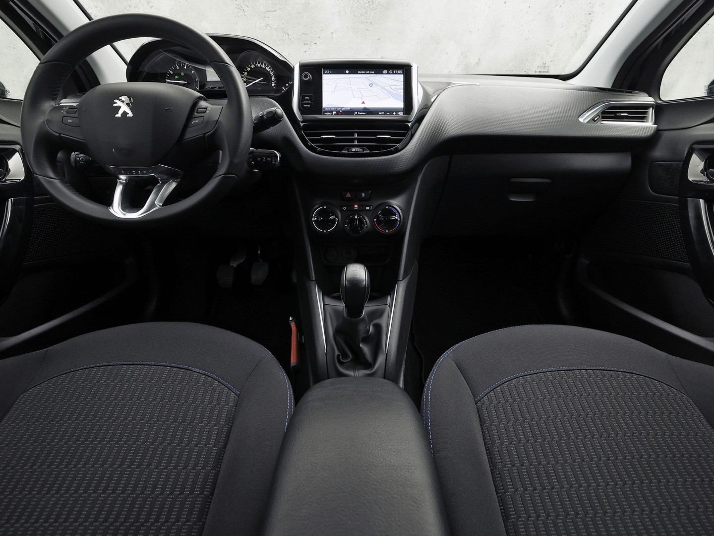 Peugeot 208 1.2 PureTech Signature (APPLE CARPLAY, LOGISCH NAP, NAVIGATIE, GETINT GLAS, SPORTSTOELEN, PARKEERSENSOREN, LM VELGEN, CRUISE, NIEUWSTAAT)