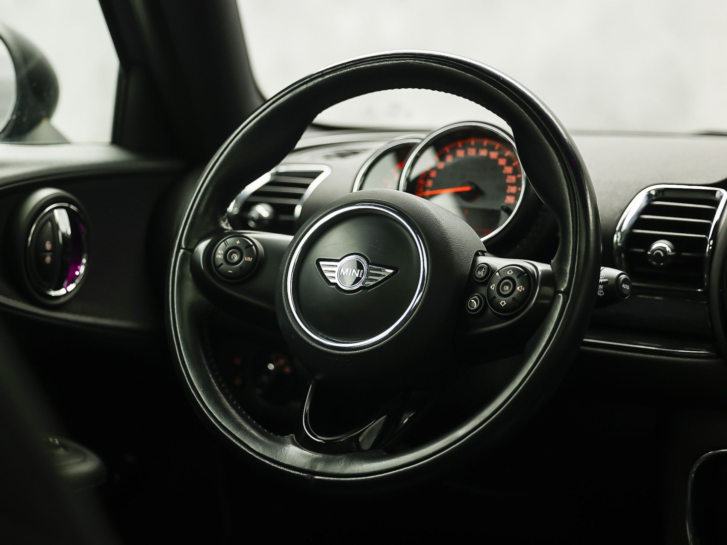 MINI Clubman 1.5 Chili Black Sport Automaat (PANORAMADAK, NAVIGATIE, LEDEREN SPORTSTOELEN, STOELVERWARMING, CRUISE, CLIMATE, ZWART HEMEL, NIEUWE APK)