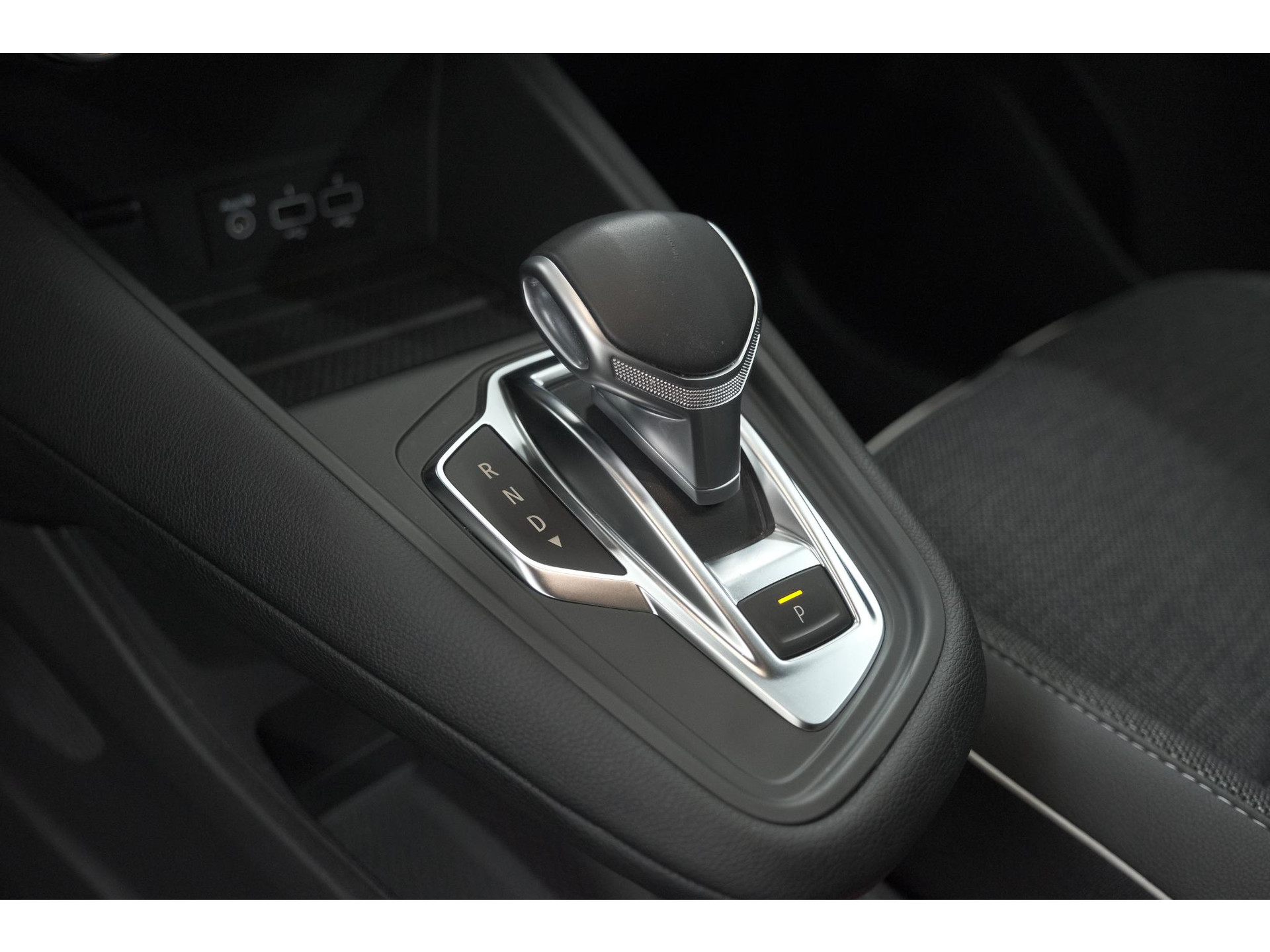 Renault Captur Mild Hybrid 140 EDC Techno | 360 Camera | Groot scherm | Stoelverwarming | Parkeersensoren | Allseason banden