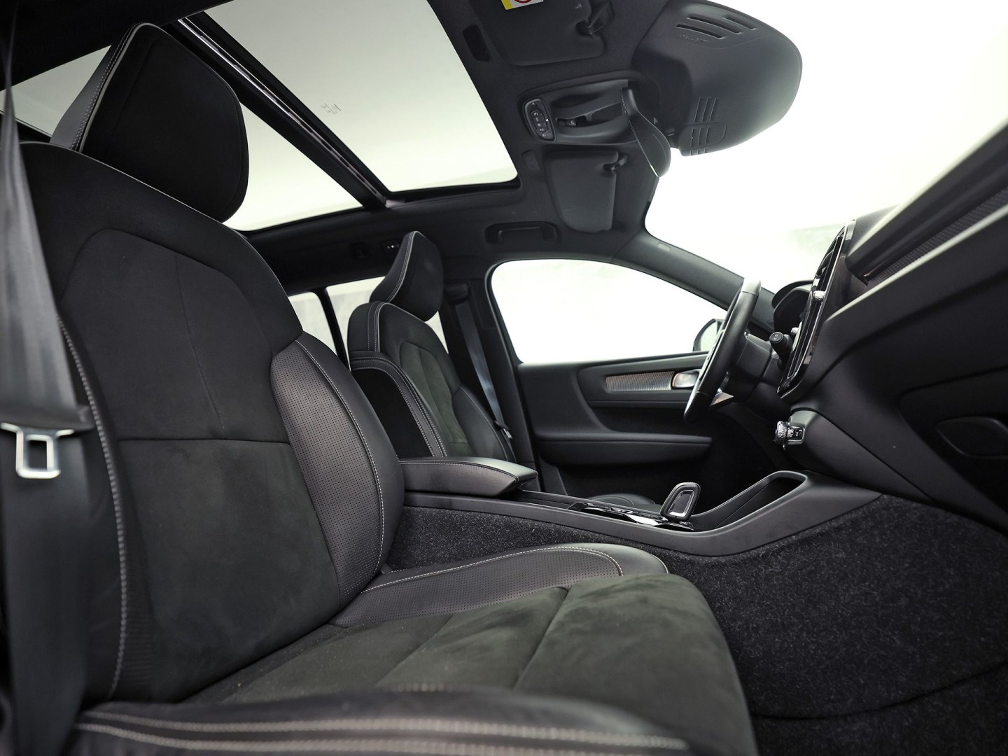 Volvo XC40 1.5 T5 Twin Engine R-Design 252Pk Automaat (PANORAMADAK, GROOT NAVI, CAMERA, HARMAN/KARDON, SPORTSTOELEN, LEDER/ALCANTARA, ELEK ACHTERKLEP, NIEUWE APK,  NIEUWSTAAT)