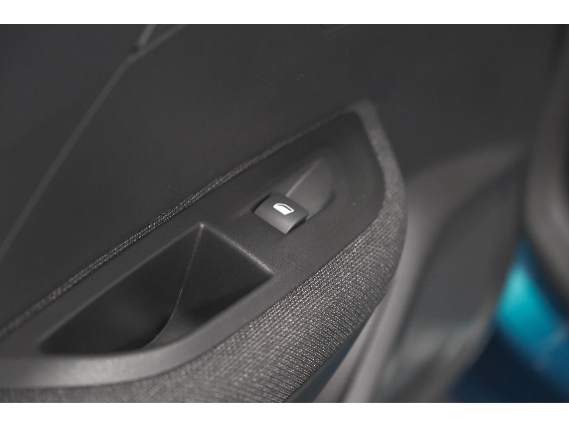 Peugeot 2008 Hybrid 136 e-DCS6 Style | Apple Carplay | Parkeersensoren | Climate control